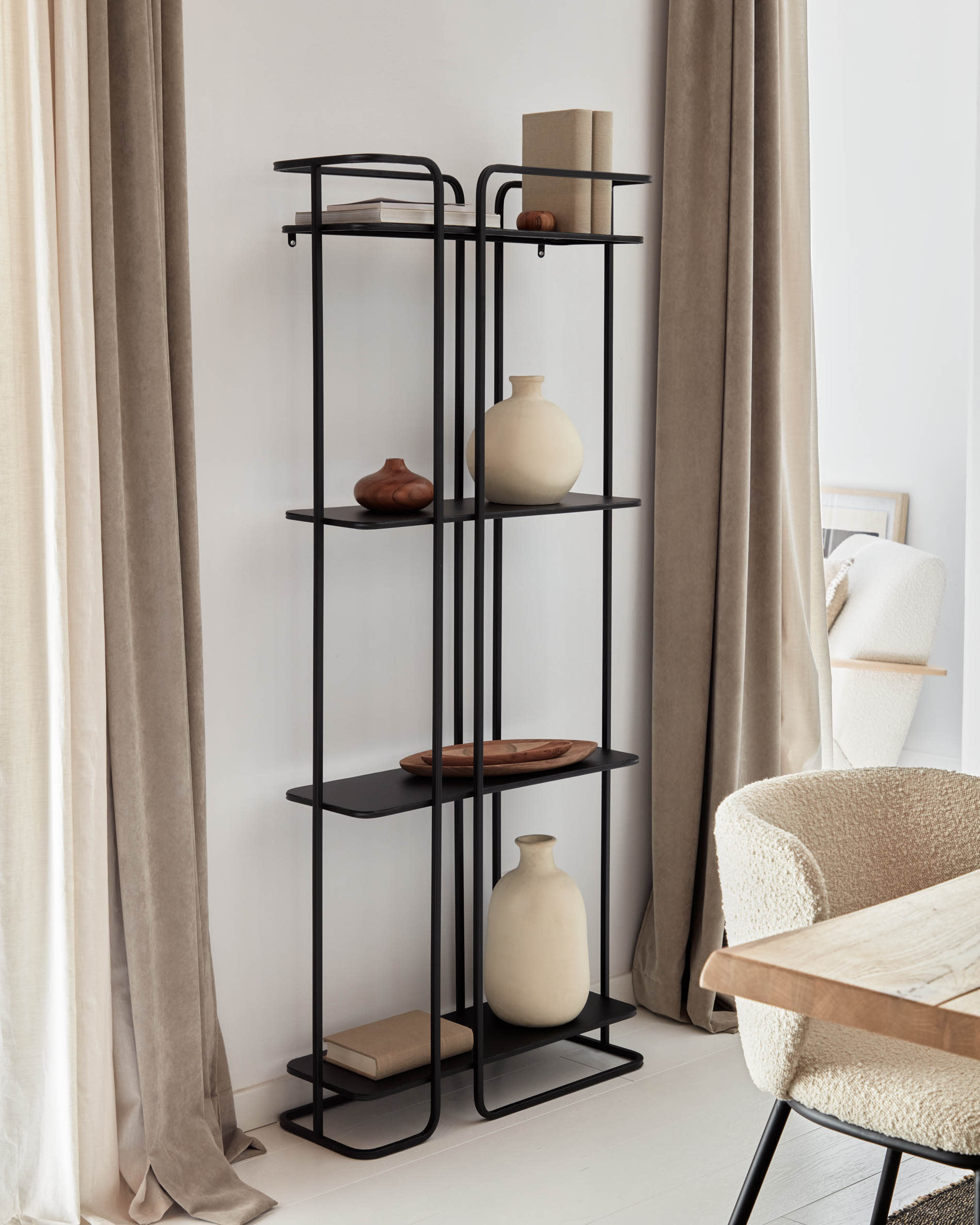 Erleben Sie den Lotty Tisch von Kave Home: 220 x 100 cm, aus hochwertigem Eichenfurnier mit natürlichem Finish und stilvollen Glasbeinen – perfekt für Ihr Zuhause.