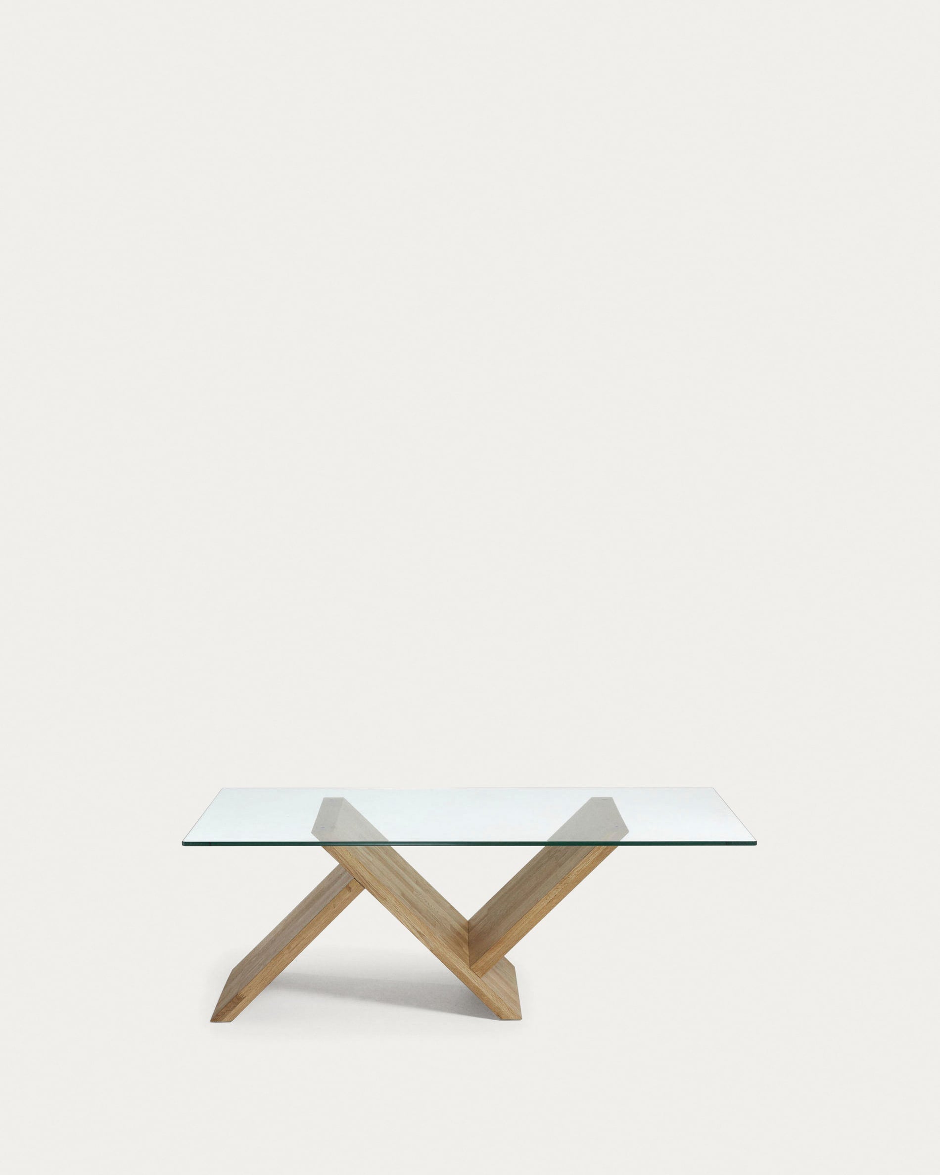 Der Waley Couchtisch kombiniert robustes Eichenholz mit elegantem Glas, ideal für stilvolle Wohnzimmer.