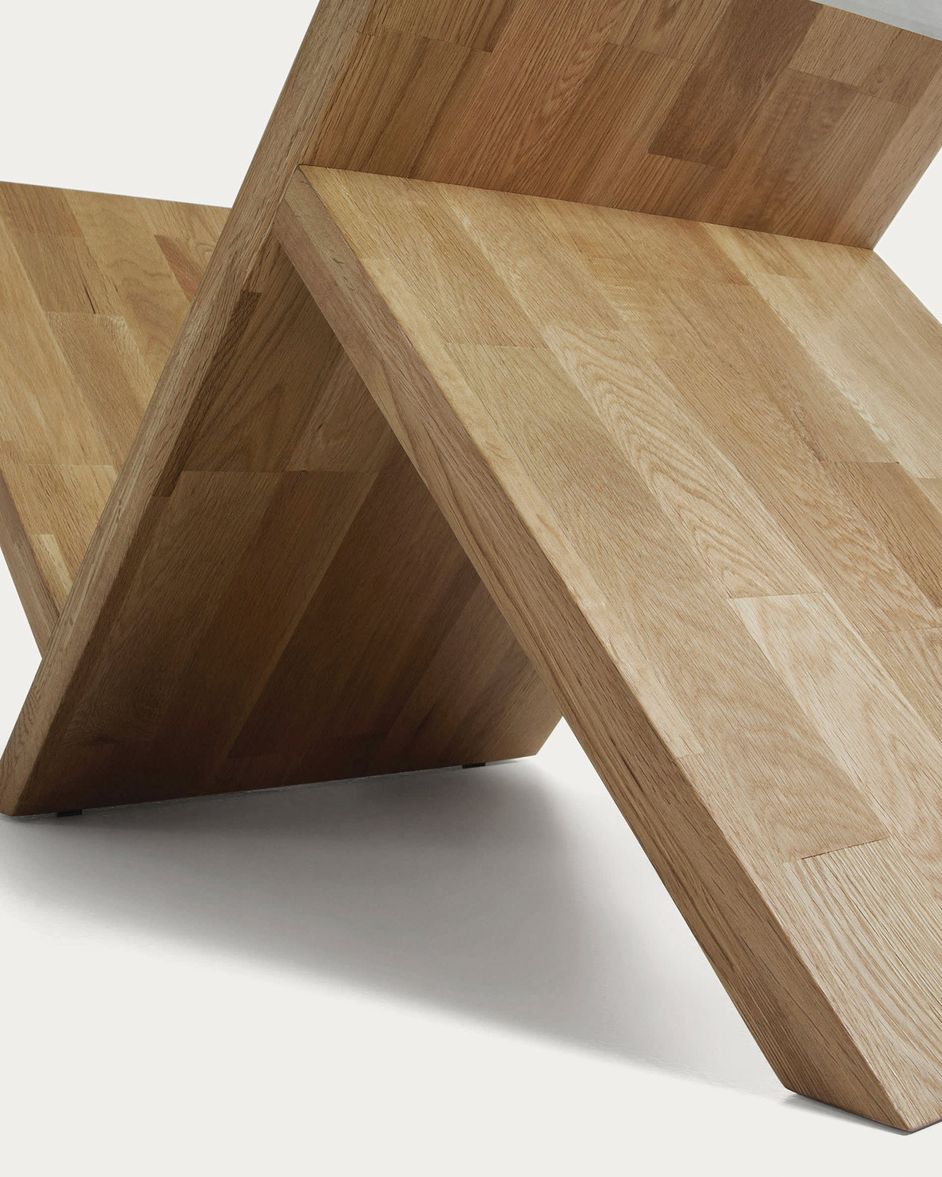 Der Waley Couchtisch vereint edles Glas und massives Eichenholz, perfekt für ein modernes und funktionales Wohnambiente.