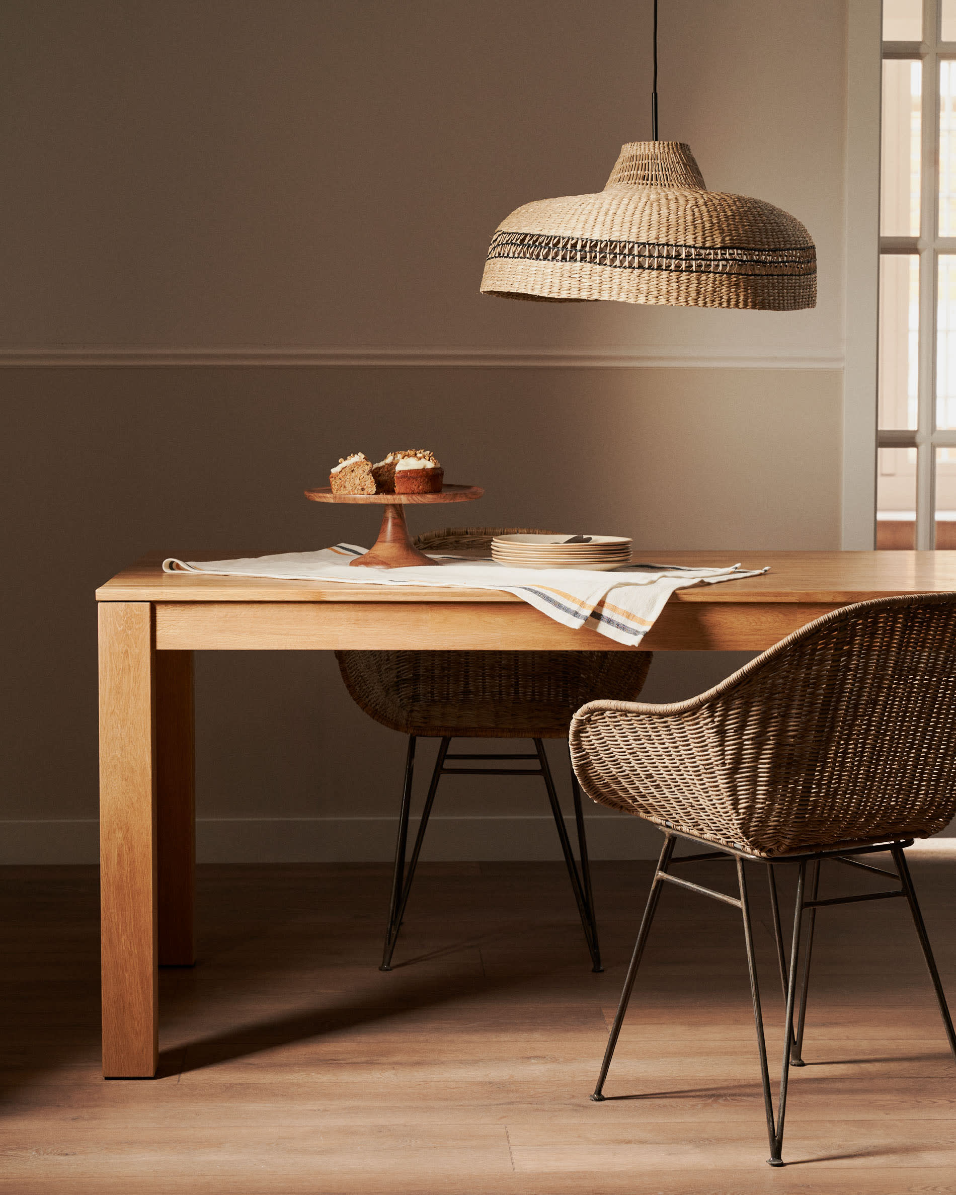 Isbel Esstisch aus massiver Eiche, ausziehbar von 180 auf 260 cm, modernes Design, perfekt für stilvolle und funktionale Räume.