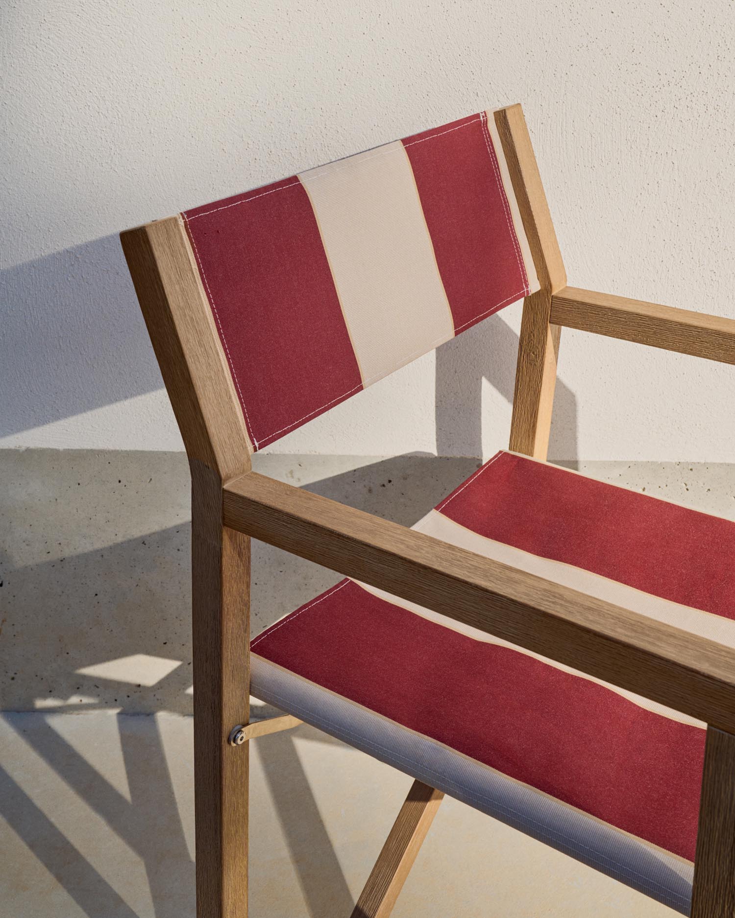 Genießen Sie den eleganten Vilara Klappstuhl in weinrot-beige, aus robustem Akazienholz. Perfekt für entspannte Stunden im Freien!