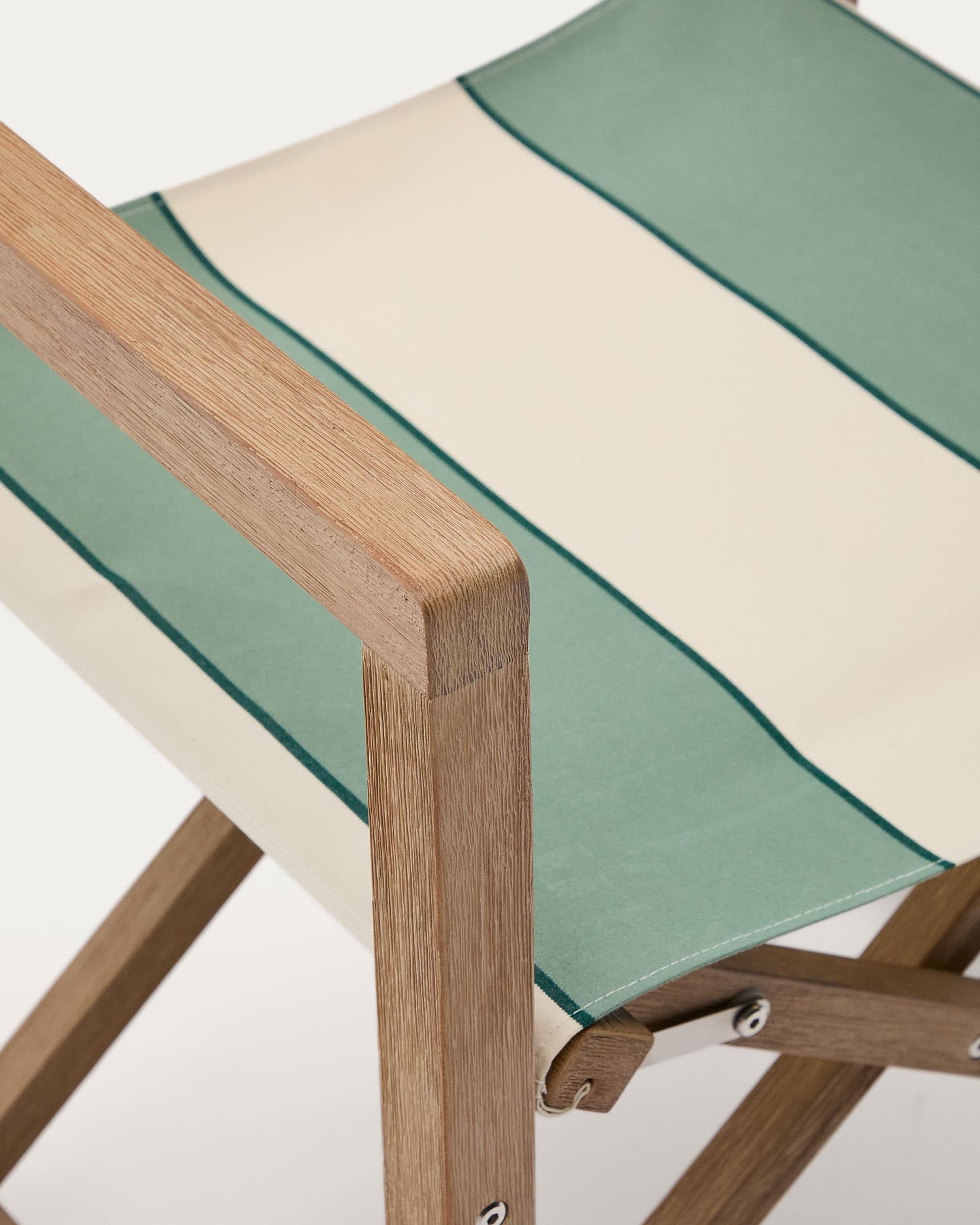 Erleben Sie den stilvollen Vilara Klappstuhl aus FSC™-zertifiziertem Akazienholz. Mit seinem grün-beigen Streifen und der robusten Bauweise ist er ideal für jeden Außenbereich.
