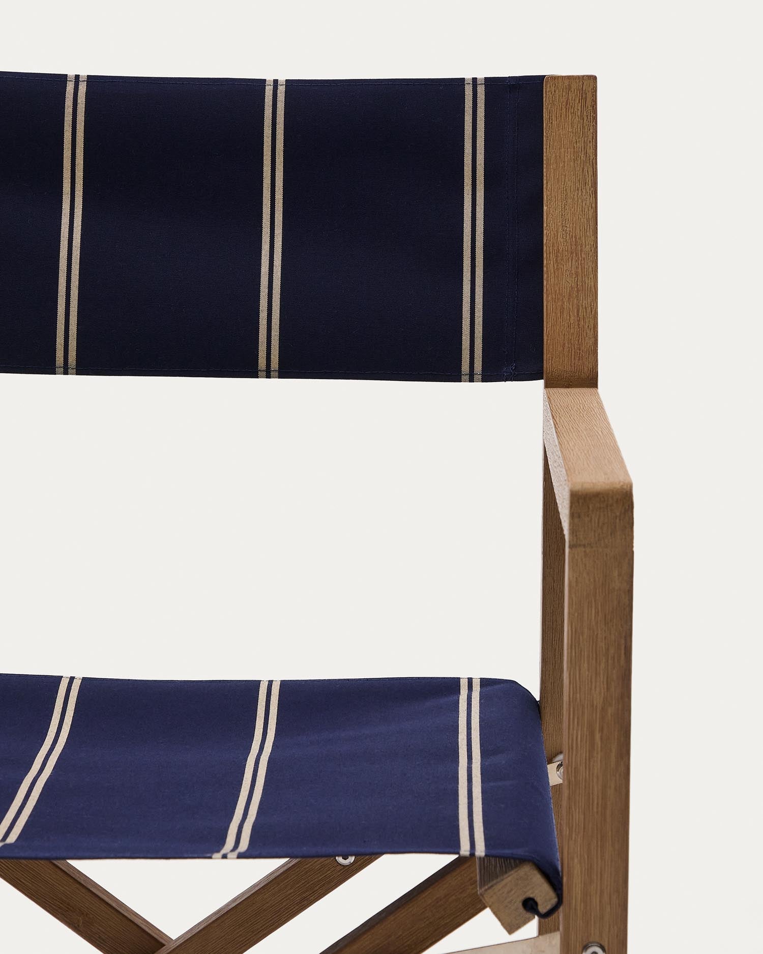 Erleben Sie den stilvollen Outdoor-Klappstuhl Vilara aus hochwertigem, FSC™ 100% Akazienholz. Ideal für Garten und Terrasse!