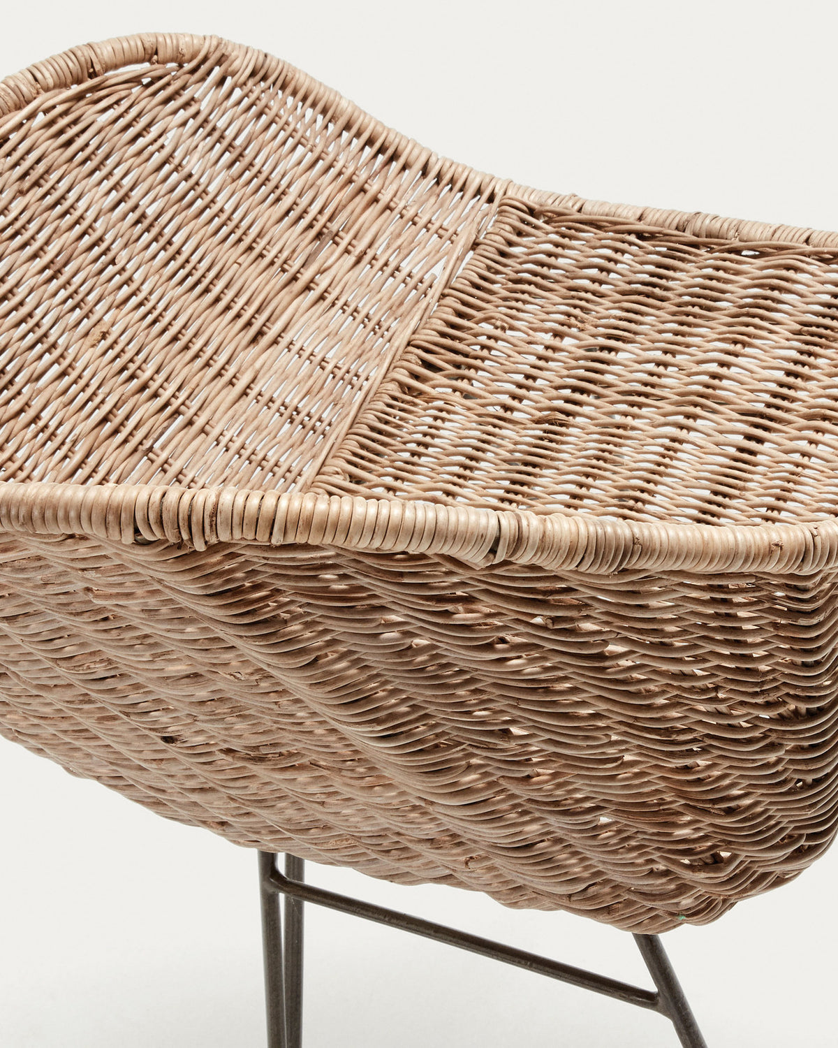 Chart Stuhl aus Rattan und Stahlbeine mit schwarzem Finish in Natur, Schwarz präsentiert im Onlineshop von KAQTU Design AG. Stuhl ist von Kave Home