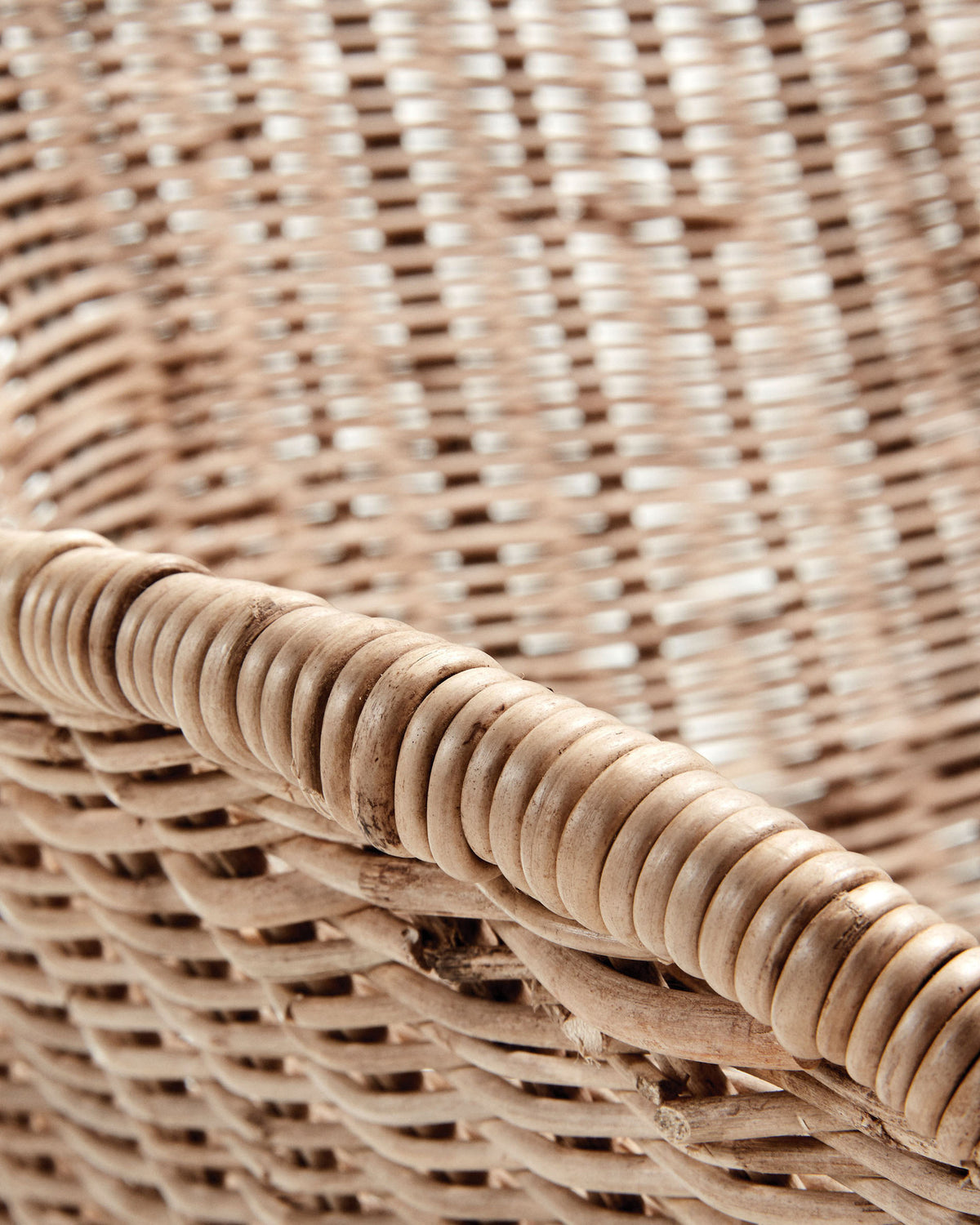 Chart Stuhl aus Rattan und Stahlbeine mit schwarzem Finish in Natur, Schwarz präsentiert im Onlineshop von KAQTU Design AG. Stuhl ist von Kave Home