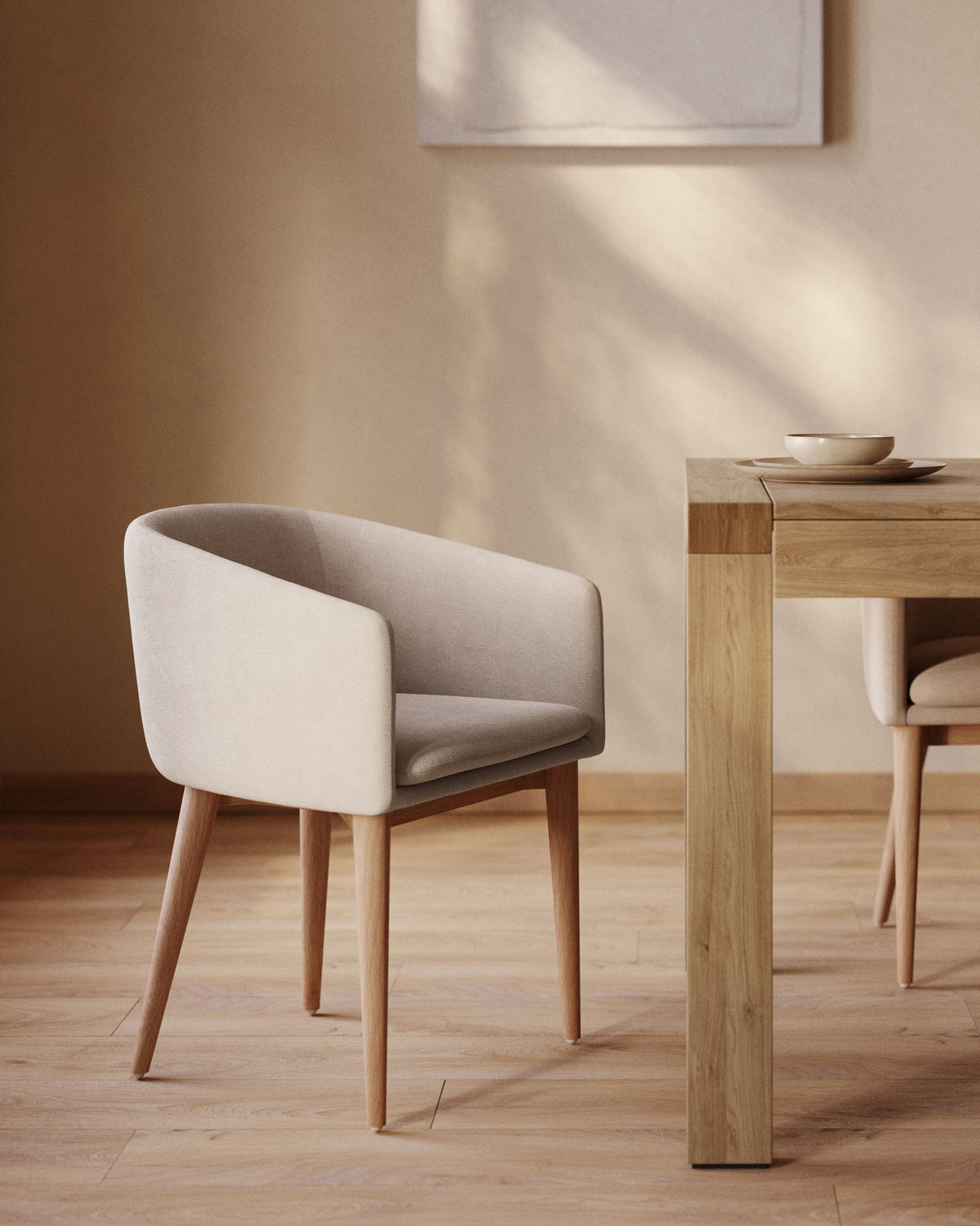 Harlan Stuhl aus beiger Chenille mit Beinen aus massiver Esche in Beige, Natur präsentiert im Onlineshop von KAQTU Design AG. Stuhl mit Armlehne ist von Kave Home