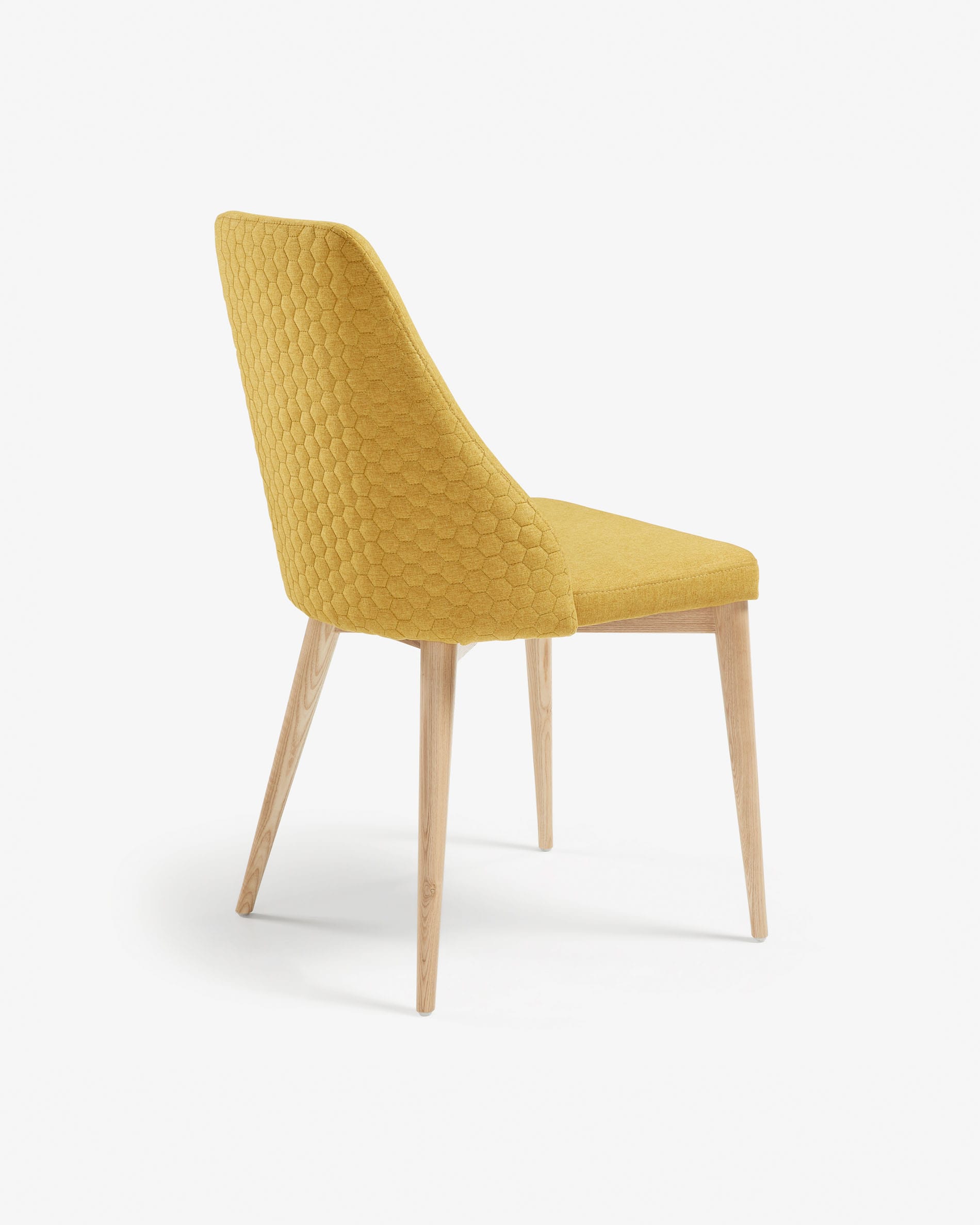 Rosie Stuhl in Senfgelb, Beine aus massivem Eschenholz, natürliches Finish, stilvolles Design, ideal für moderne Wohnräume.