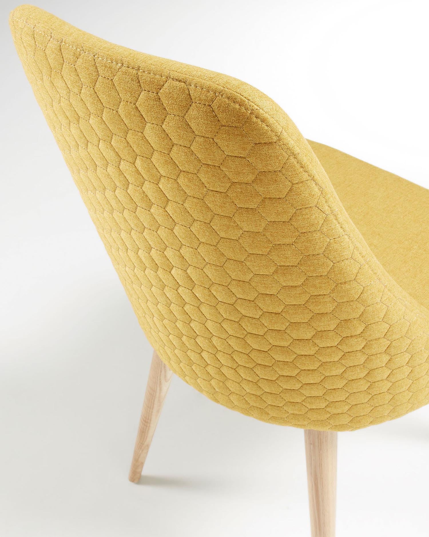 Rosie Stuhl in Senf, massive Eschenholzbeine, warmes Finish, ergonomisch, perfekt für Esszimmer und besondere Anlässe.