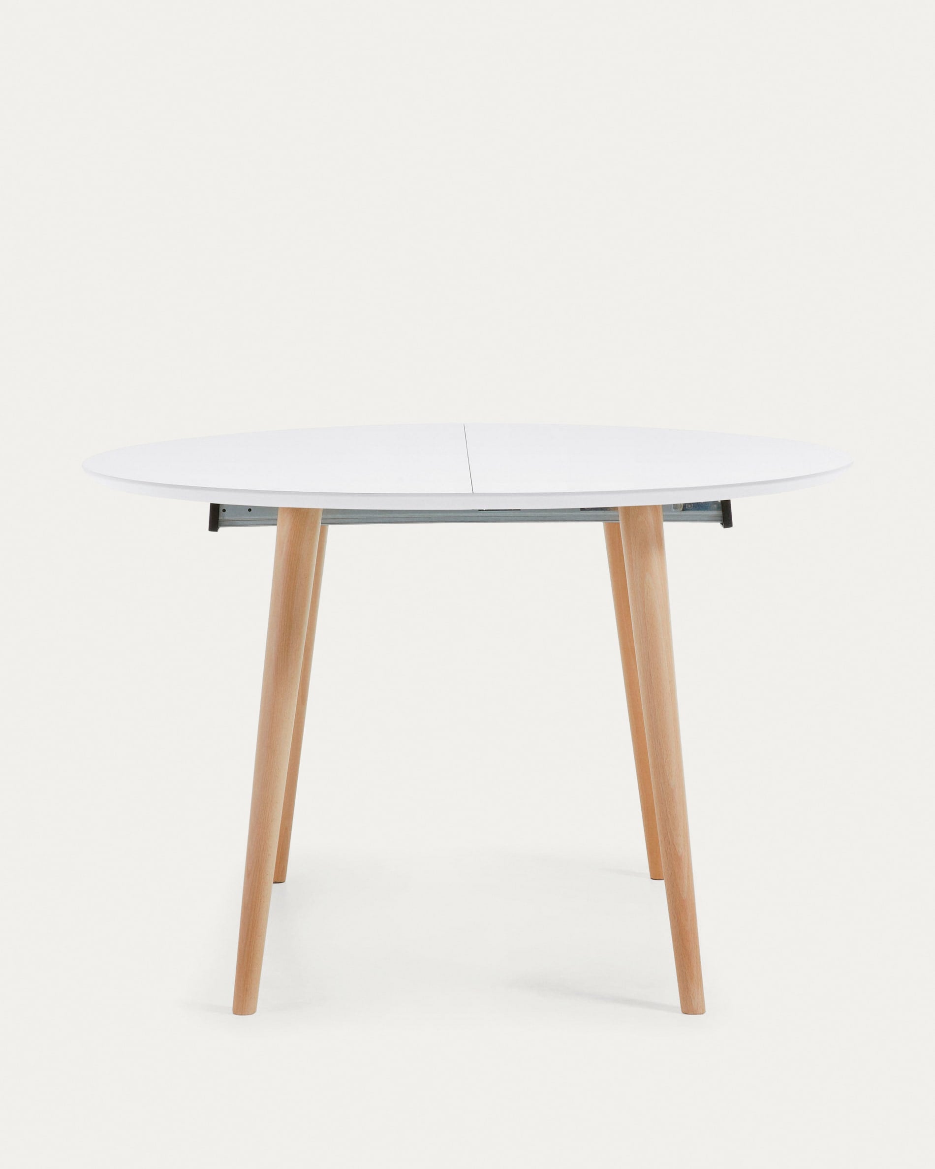 Moderner runder Ausziehtisch Oqui, weiss lackiert, MDF-Platte, massive Buchenholzbeine, 120-200 cm, von Kave Home.