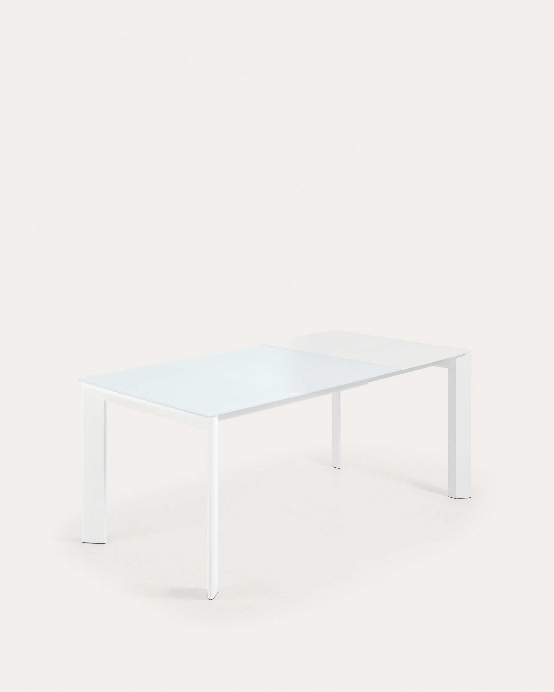 Der Axis Ausziehtisch von Kave Home vereint modernes Design mit Funktionalität: Weisse Glasplatte, ausziehbar von 120 auf 180 cm, mit stabilen Stahlbeinen.