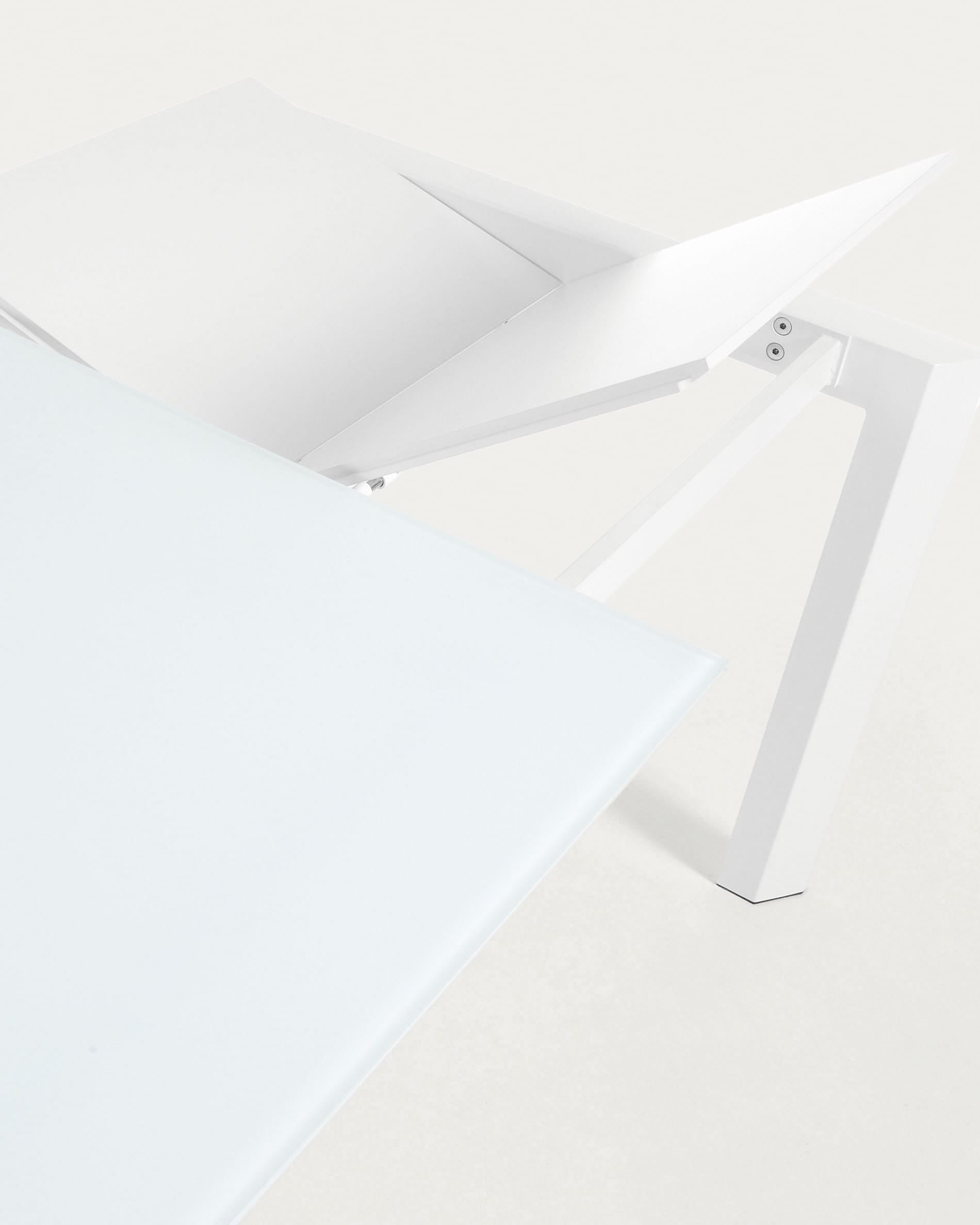 Moderner Axis Ausziehtisch von Kave Home mit stilvoller Glasoberfläche und stabilen Stahlbeinen, flexibel von 120 auf 180 cm erweiterbar.