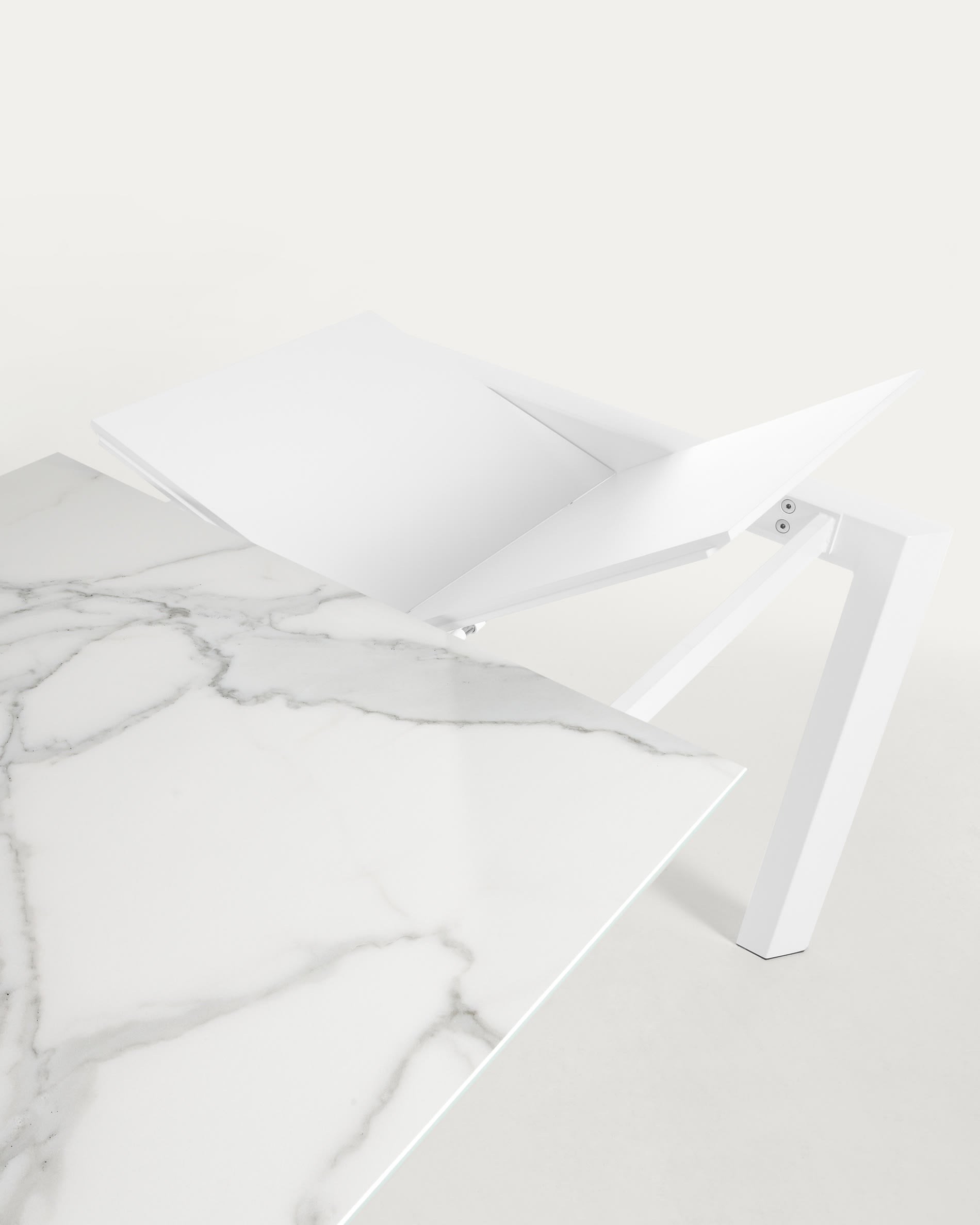 Der Axis Esstisch von Kave Home mit weißen Beinen bietet Flexibilität und zeitloses Design. Ideal für gesellige Runden und moderne Esszimmer.