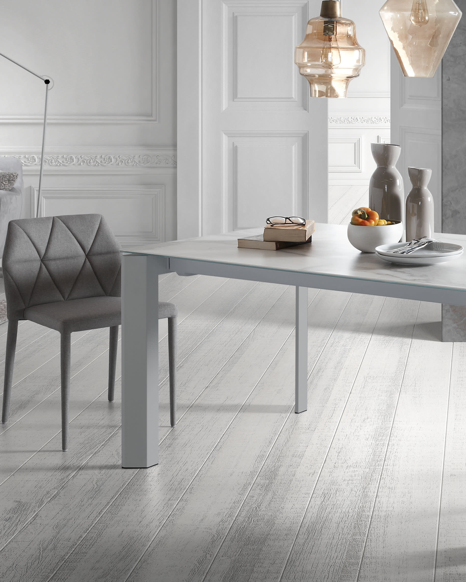 Moderner Axis Ausziehtisch mit Kalos Blanco Feinsteinzeugplatte und grauen Beinen, erweiterbar von 140 auf 200 cm, von Kave Home.