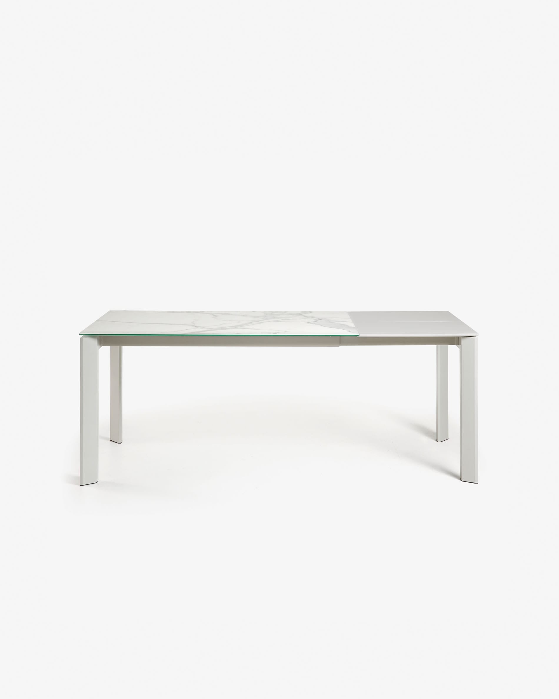 Eleganter Axis Ausziehtisch mit Feinsteinzeugplatte in Kalos Blanco Finish, graue Beine, 160-220 cm, von Kave Home.