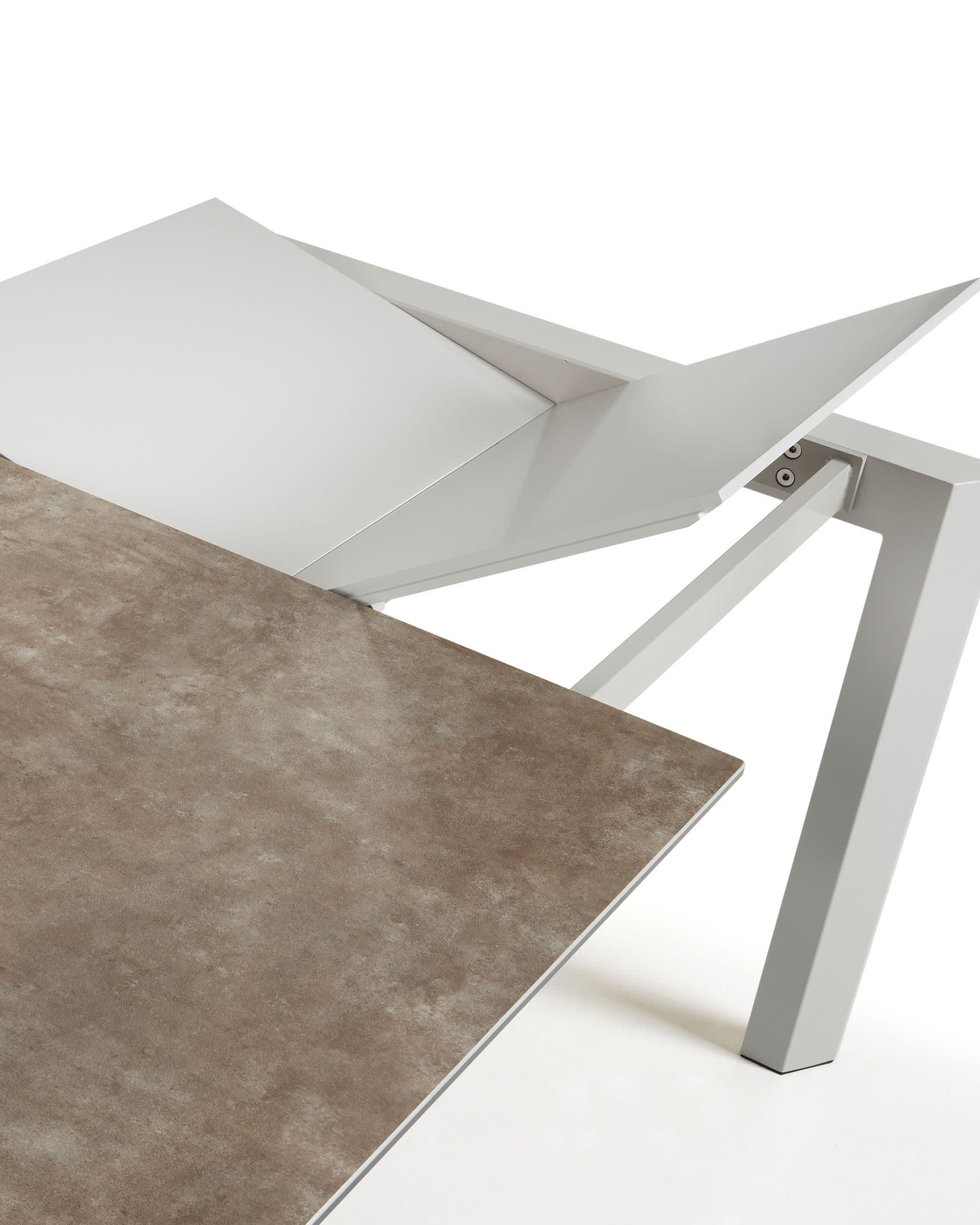 Moderner Ausziehtisch von Kave Home mit robuster Feinsteinzeug-Oberfläche und grauen Stahlbeinen, ideal für gesellige Anlässe.