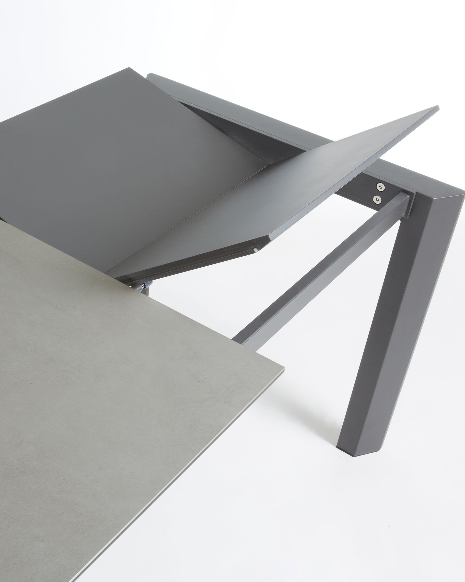 Moderner Ausziehtisch mit robuster Feinsteinzeug-Oberfläche und stabilen Stahlbeinen in Anthrazit, erweiterbar von 120 auf 180 cm für jeden Anlass.