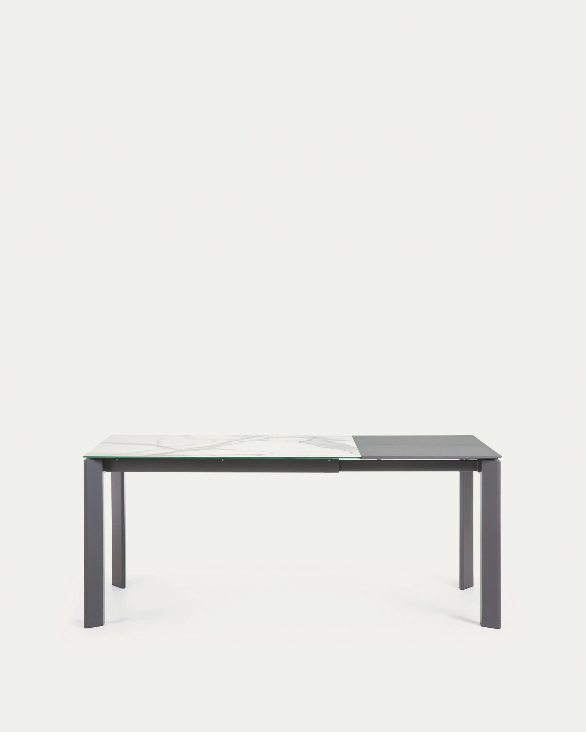 Eleganter Ausziehtisch mit Kalos-Weisser Feinsteinzeugplatte und dunkelgrauen Beinen, 120-180 cm, von Kave Home.