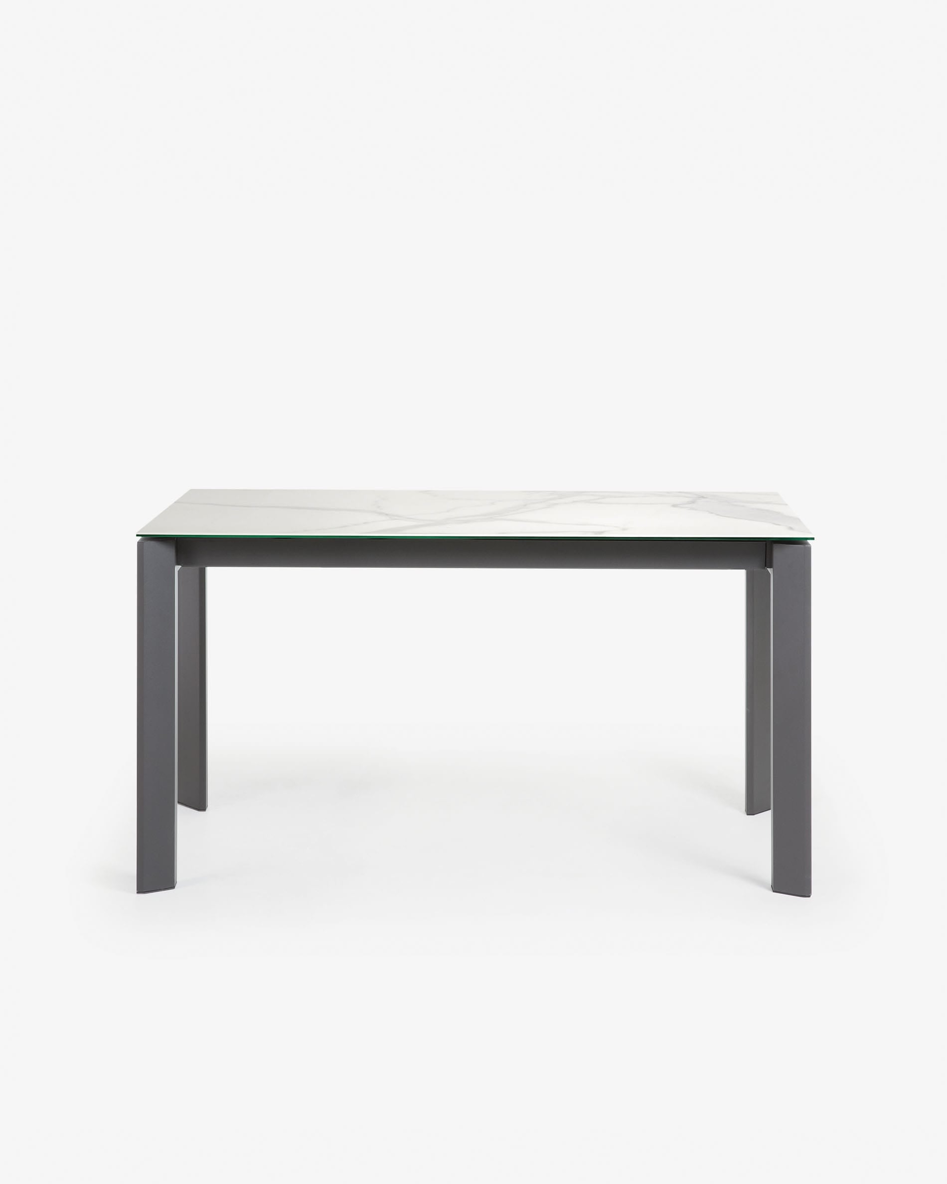 Moderner Axis Ausziehtisch mit Kalos-Weisser Feinsteinzeugplatte und dunkelgrauen Beinen, 140-180 cm, von Kave Home.