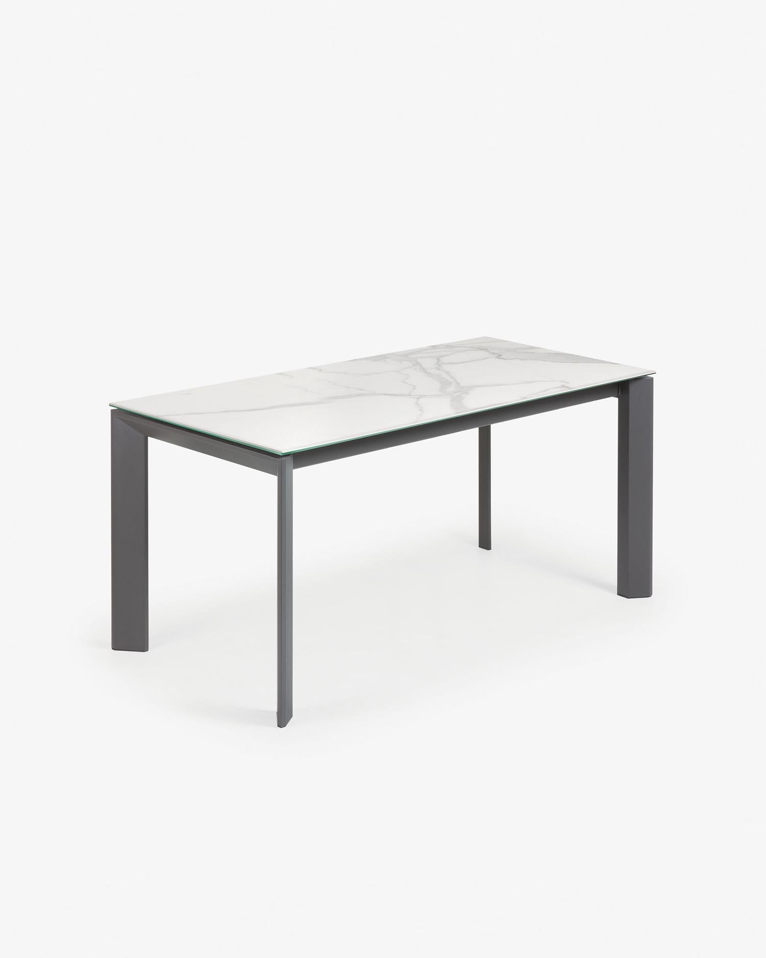 Axis Ausziehtisch Feinsteinzeug mit Kalos Blanco Finish Beine in Anthrazit 160 (220) cm in Weiss präsentiert im Onlineshop von KAQTU Design AG. Esstisch ist von Kave Home