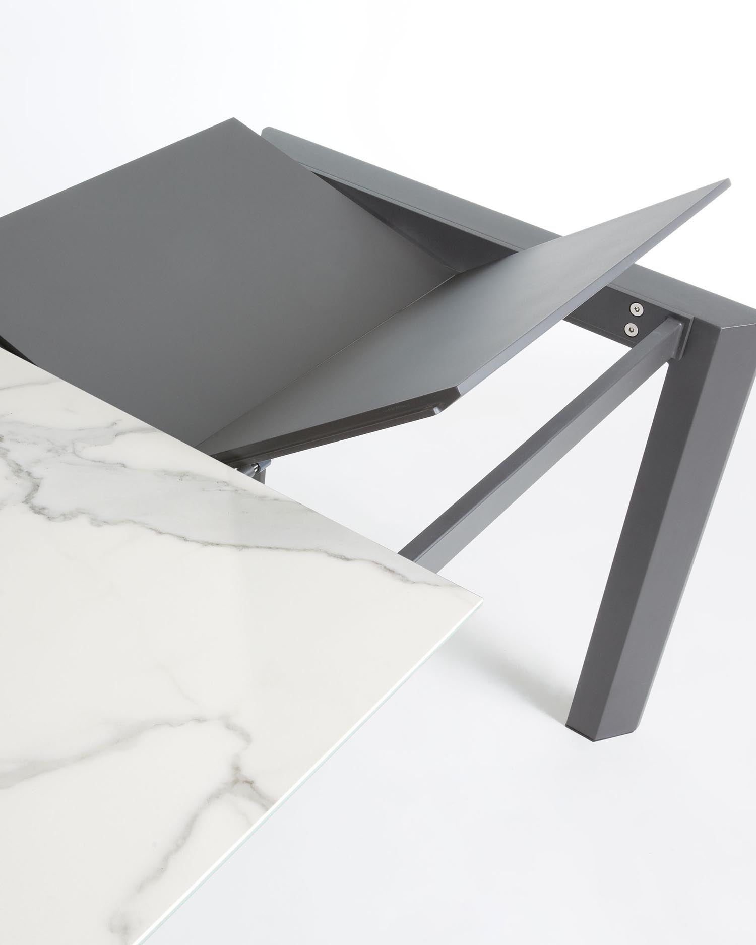 Erleben Sie den Axis Ausziehtisch von Kave Home: elegantes Kalos Blanco Feinsteinzeug, ausziehbar von 160 auf 220 cm, perfekt für stilvolle Esszimmer.