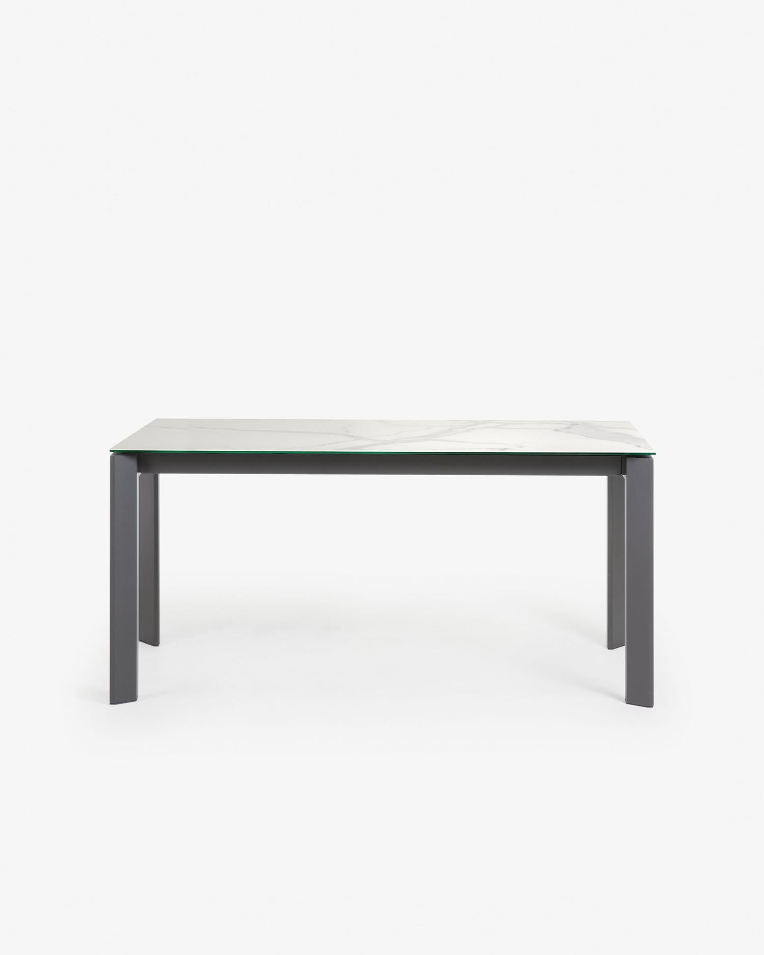 Erleben Sie den Axis Ausziehtisch von Kave Home – modern, funktional und anpassbar. Mit edler Kalos Blanco Tischplatte und stabilen anthrazitfarbenen Beinen.