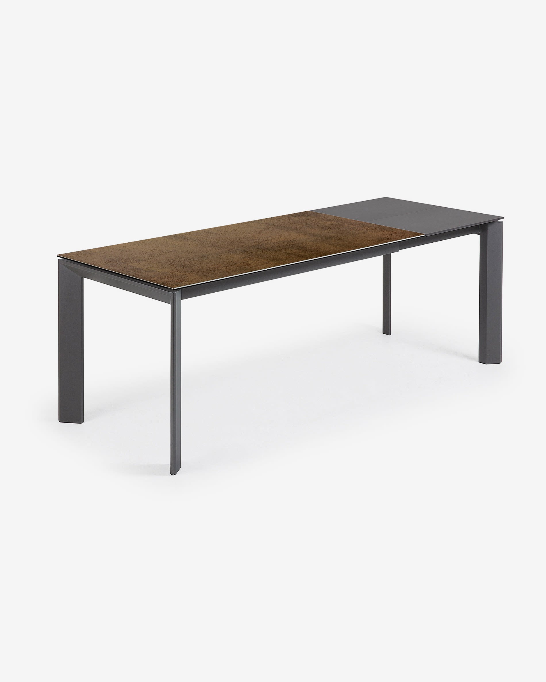 Moderner Ausziehtisch mit Feinsteinzeugplatte und dunkelgrauen Iron Corten Finish Beinen, ideal für stilvolle Räume.