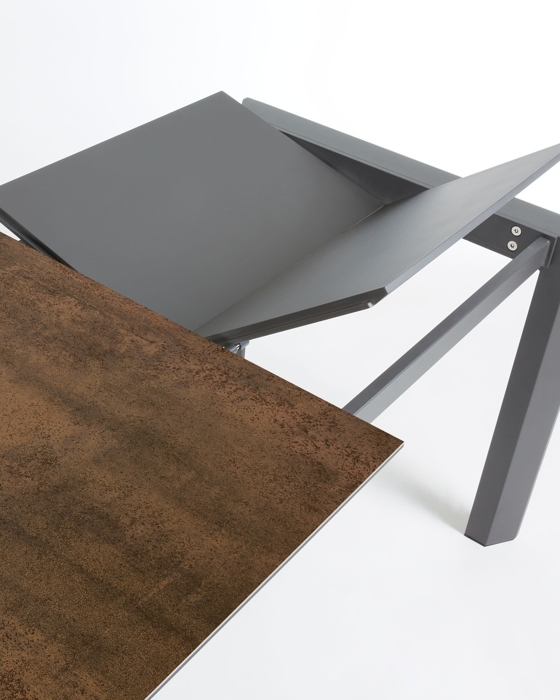 Eleganter Ausziehtisch aus Feinsteinzeug mit stabilen, dunkelgrauen Iron Corten Beinen. Flexibel von 160 auf 220 cm erweiterbar, perfekt für jedes Esszimmer.