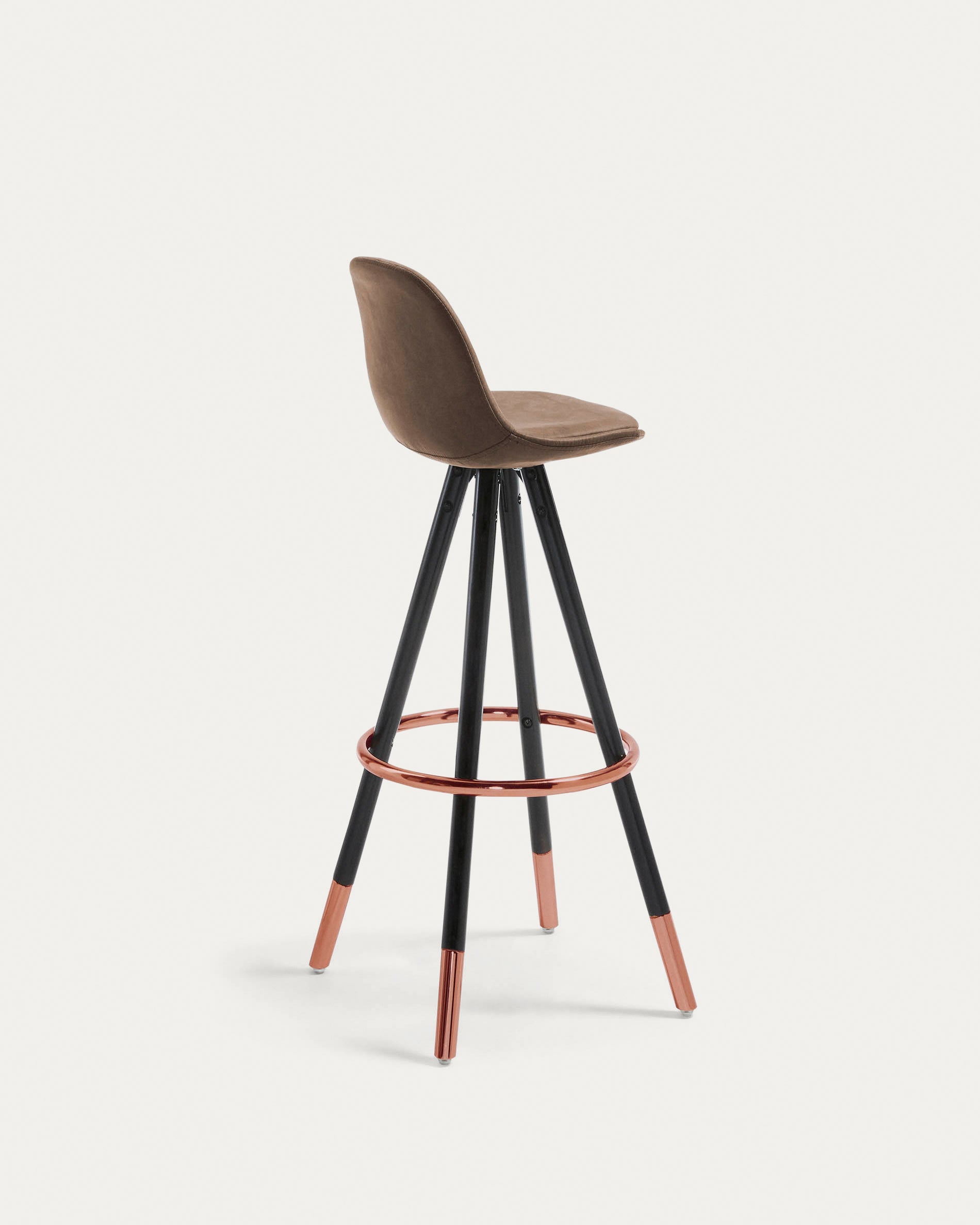 Eleganter Slad Barhocker in warmem Braun mit stabilen schwarzen Buchenholzbeinen. Ideal für moderne Küchen und Bars, vereint Stil und Komfort.