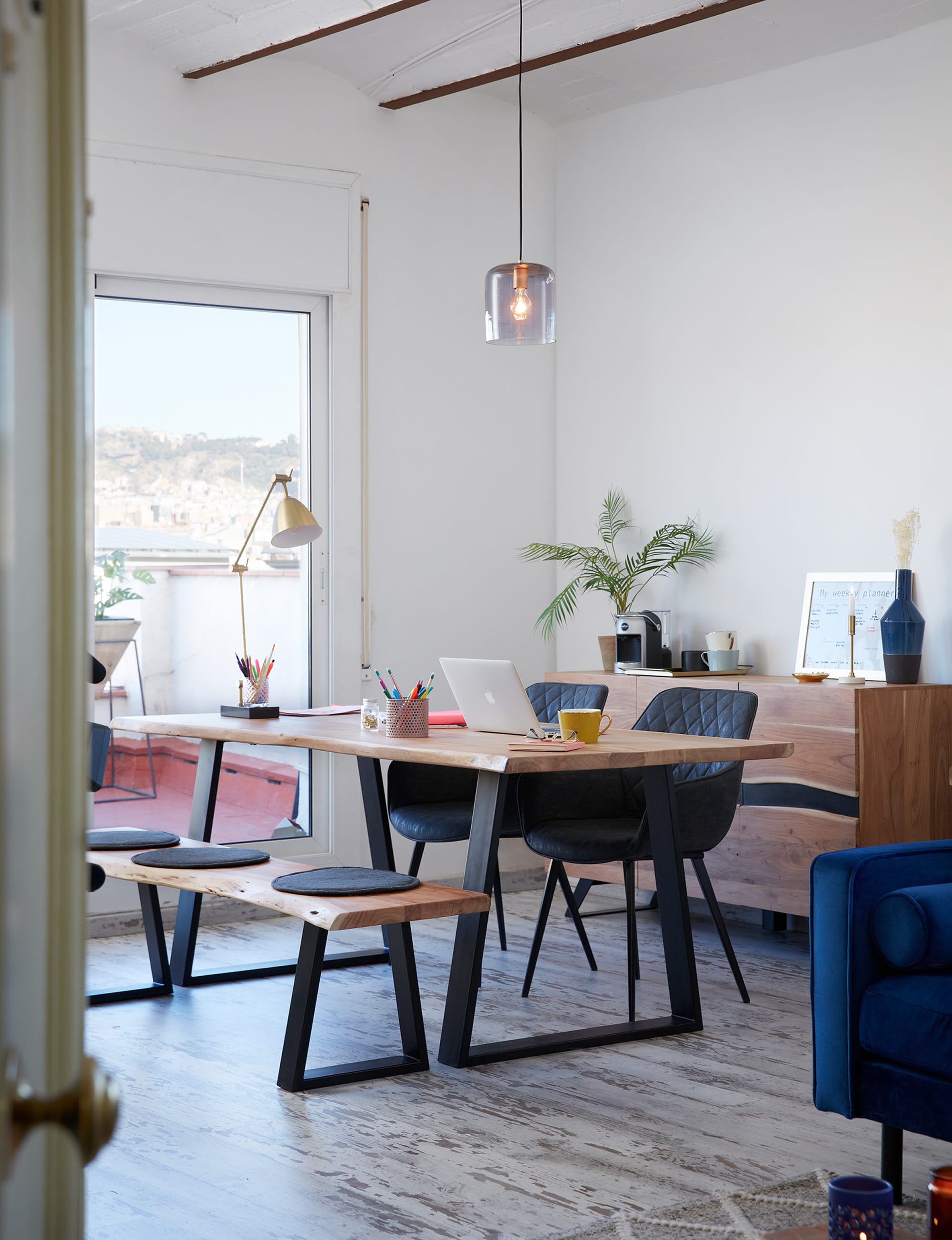 Moderner Alaia Tisch 200x95 cm aus massivem Akazienholz mit robusten schwarzen Stahlbeinen, ideal für stilvolle Wohnräume.