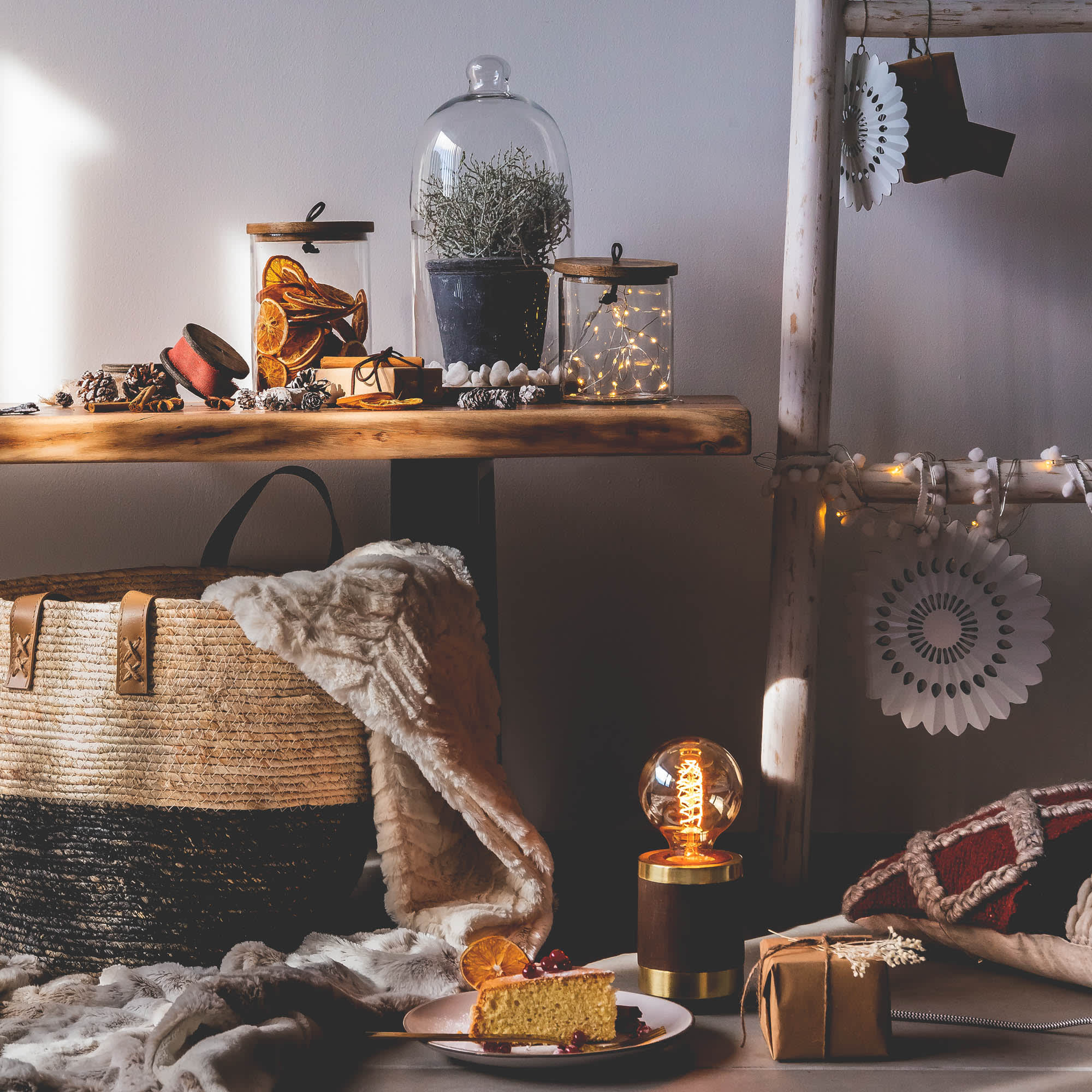 Entdecken Sie die einzigartige Alaia Bank aus robustem Akazienholz und modernem, schwarz lackiertem Stahl – ein stilvolles und nachhaltiges Möbelstück für Ihr Zuhause.