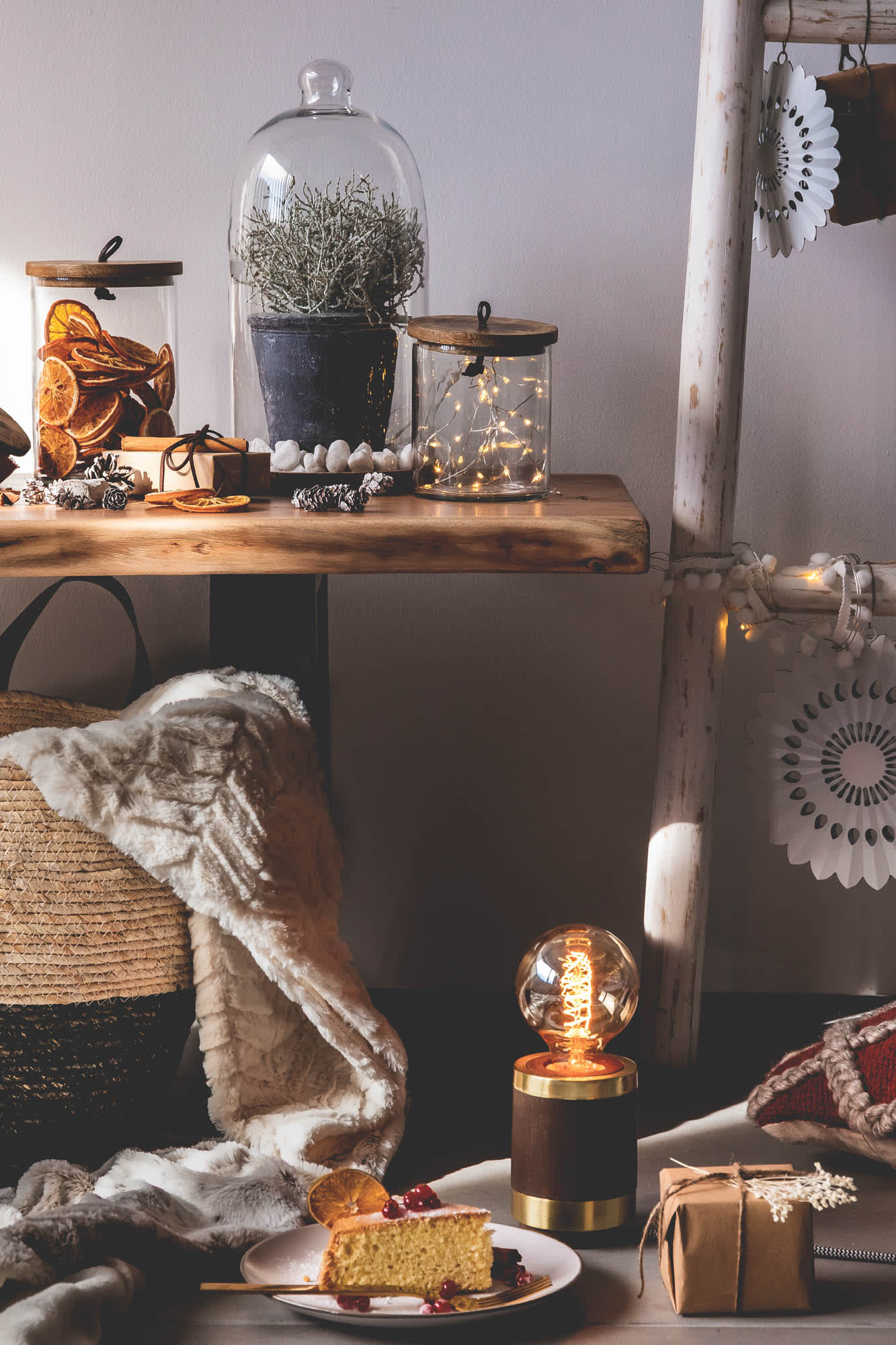 Erleben Sie die elegante Alaia Bank aus massivem Akazienholz und schwarzem Stahl – ein zeitloses, nachhaltiges Highlight für jedes Zuhause.