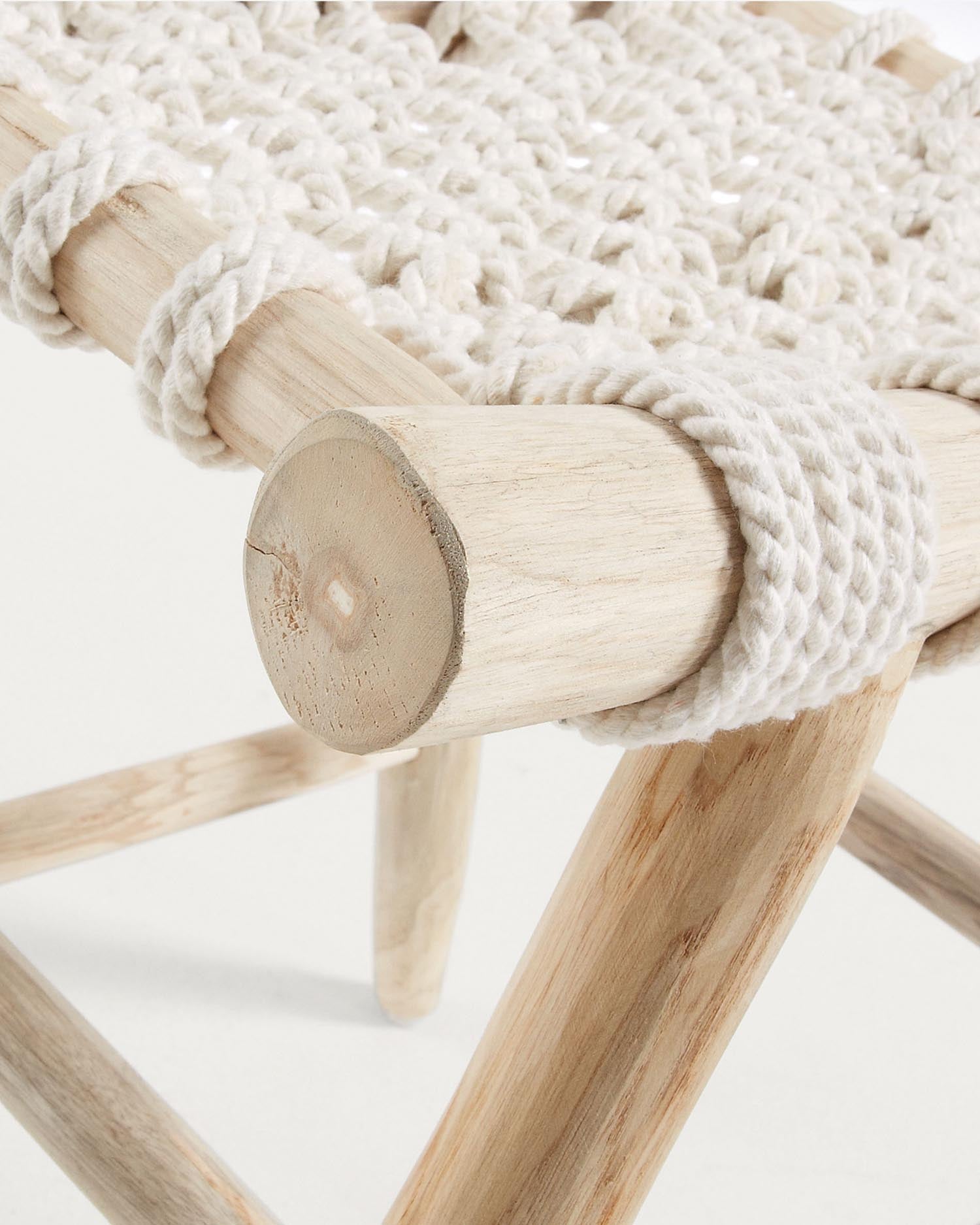 Edgard Fusshocker von Kave Home: Handgefertigter Hocker aus edlem Teakholz, vereint Stil und Funktionalität für Ihr Zuhause.