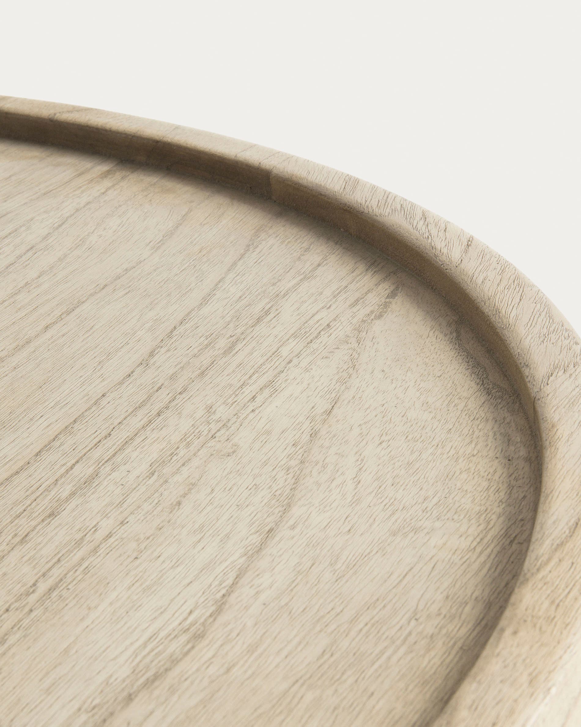 Entdecken Sie den Tenda Couchtisch aus robustem Mindi-Holz (Ø 81 cm) – ein elegantes Möbelstück, das Stil und Funktionalität perfekt kombiniert.