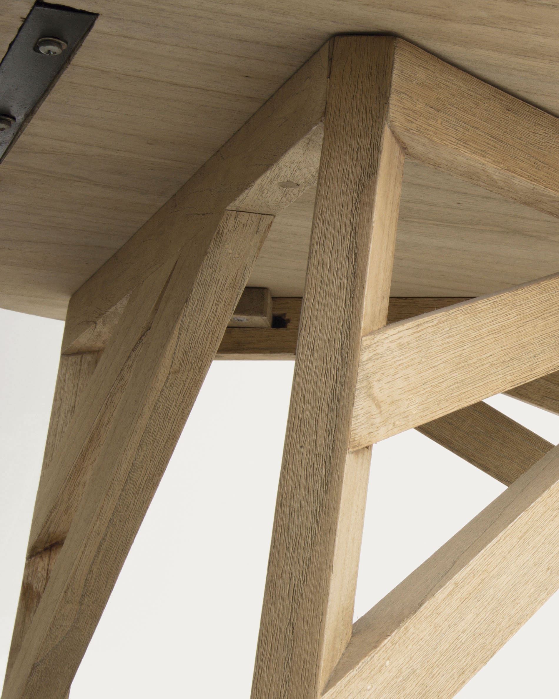 Erleben Sie den Tenda Couchtisch aus massivem Mindi-Holz (Ø 81 cm) – ein zeitloses Design, das Eleganz und Vielseitigkeit in Ihr Wohnzimmer bringt.