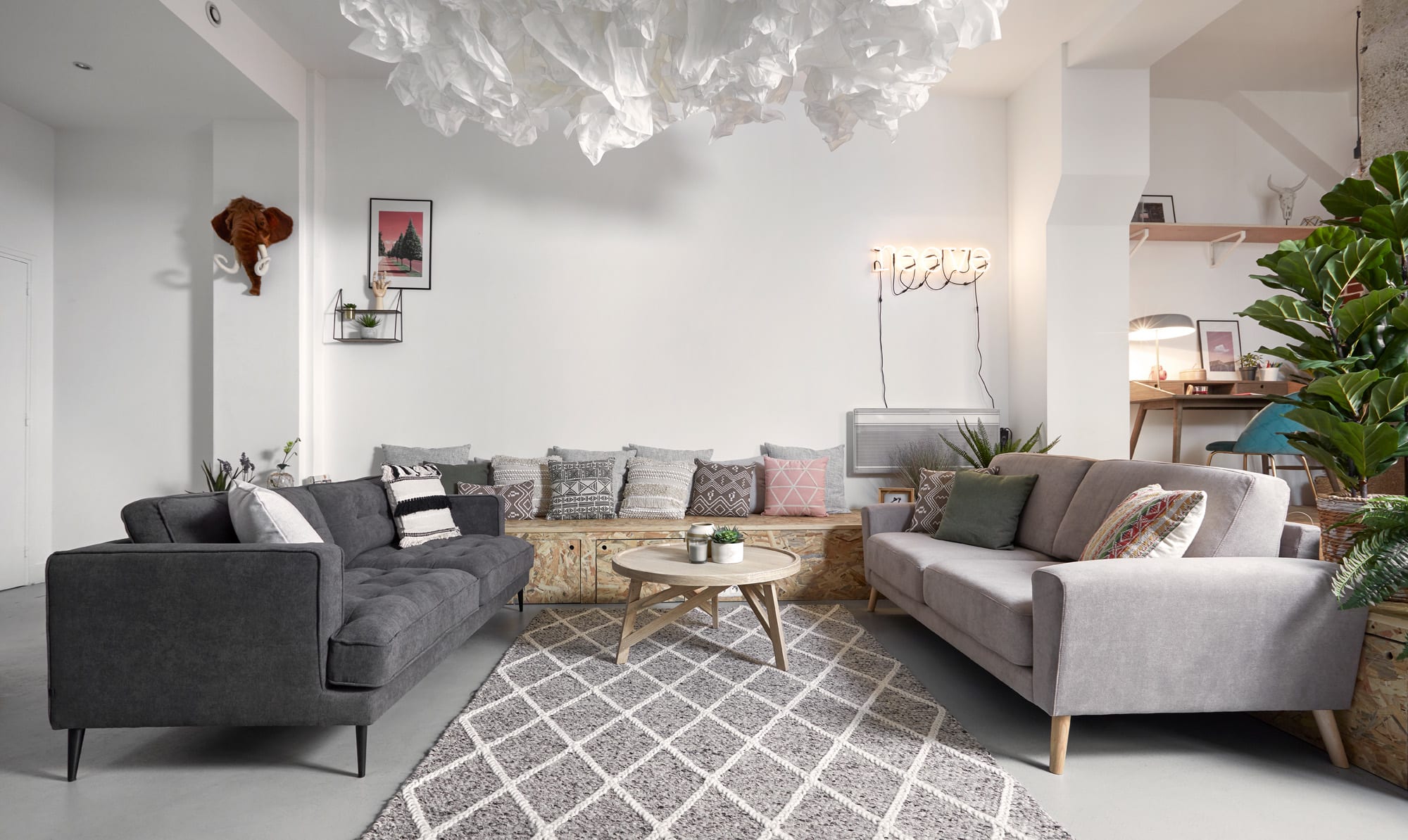 Runder Couchtisch aus massivem Mindi-Holz, Ø 81 cm, von Kave Home. Ideal für moderne und elegante Wohnräume.