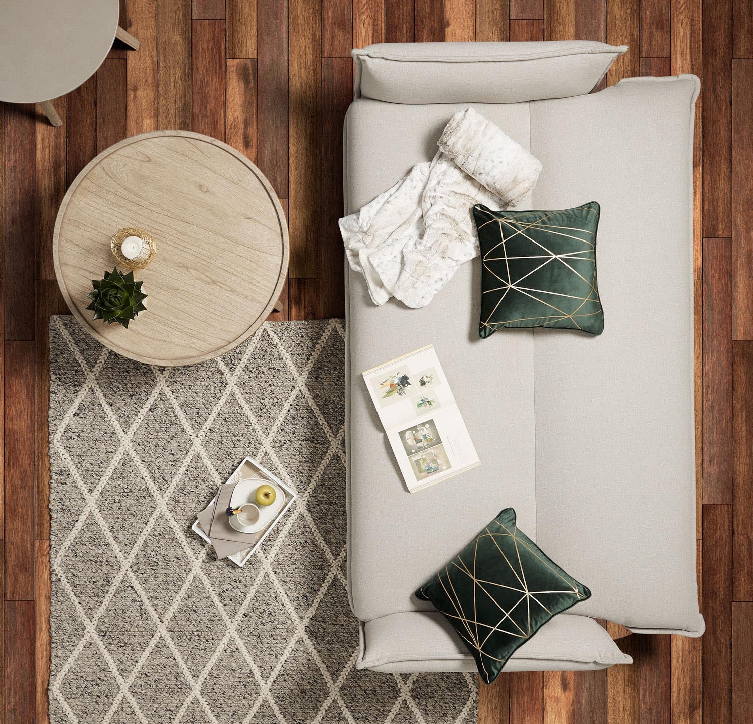 Eleganter Couchtisch aus robustem Mindi-Holz, Ø 81 cm. Perfekt für stilvolle Wohnzimmer und vielseitige Einrichtungsideen.