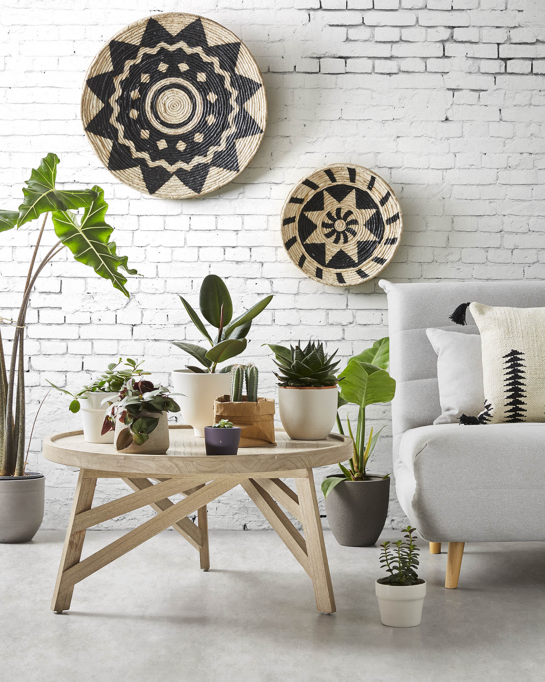 Runder Couchtisch aus massivem Mindi-Holz, Ø 81 cm, von Kave Home. Stilvolles Design und hochwertige Verarbeitung für Ihr Zuhause.