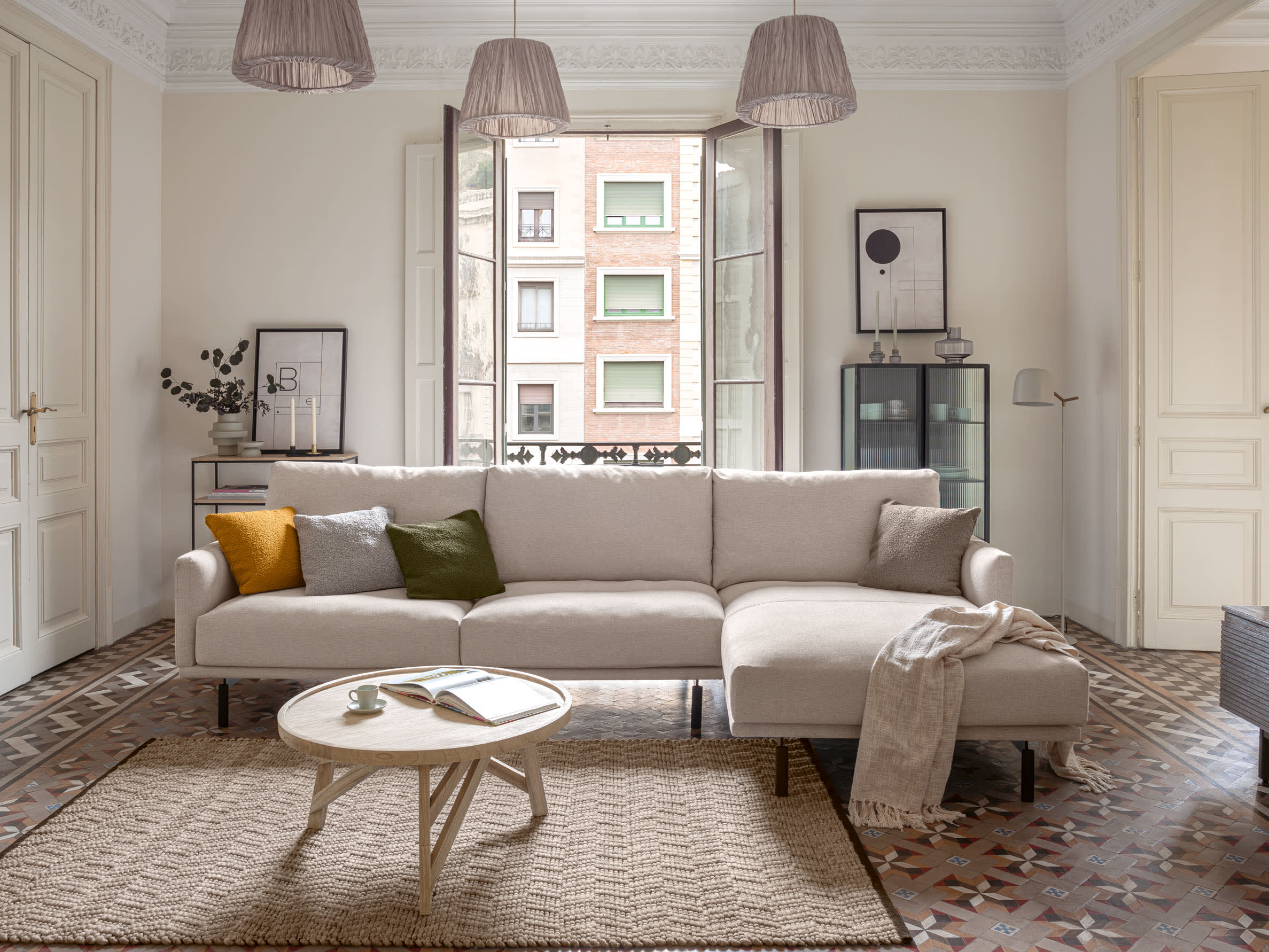 Stilvoller Tenda Couchtisch aus robustem Mindi-Holz, Ø 81 cm. Ideal für gemütliche Wohnzimmer und vielseitige Einrichtungsideen.