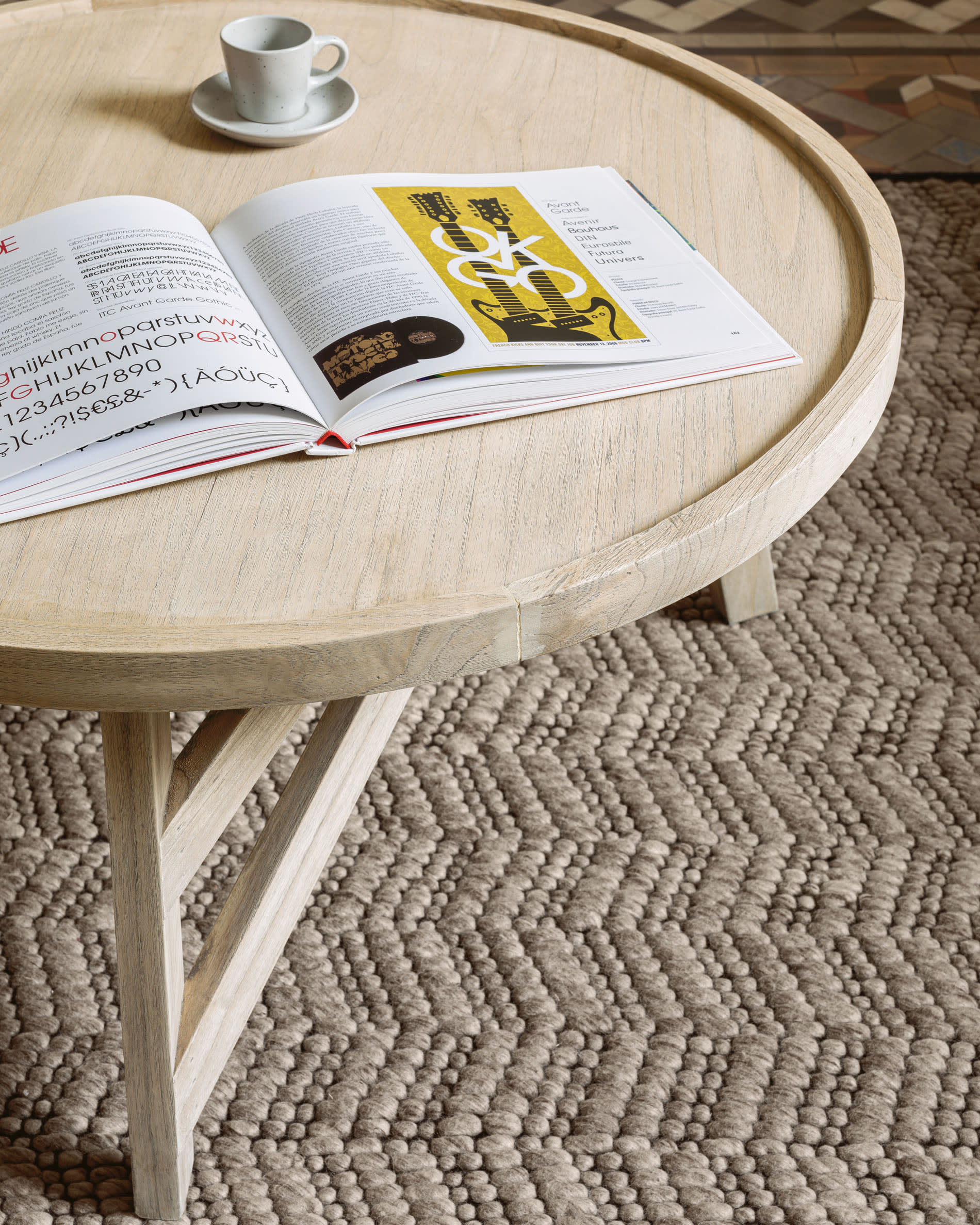 Runder Couchtisch aus massivem Mindi-Holz, Ø 81 cm, von Kave Home. Ideal für moderne und elegante Wohnräume.