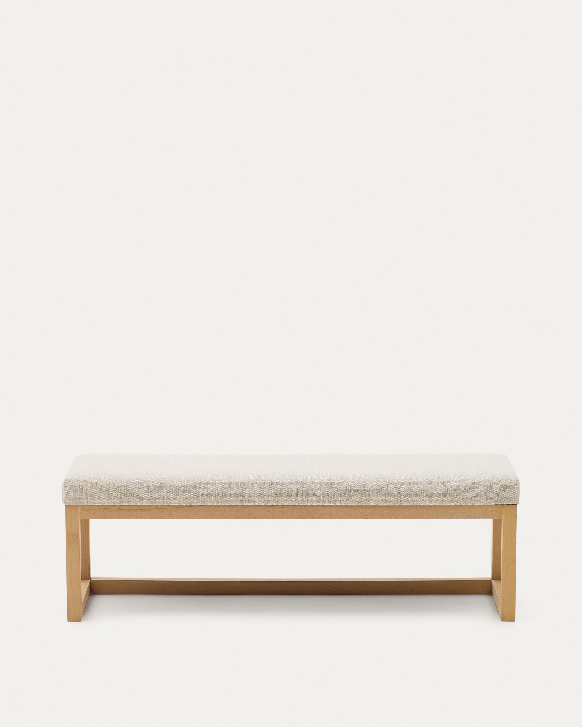 Die elegante Bank Loya von Kave Home vereint beigen Chenille und robustes Buchenholz, ideal für jeden Raum und vielseitig einsetzbar.