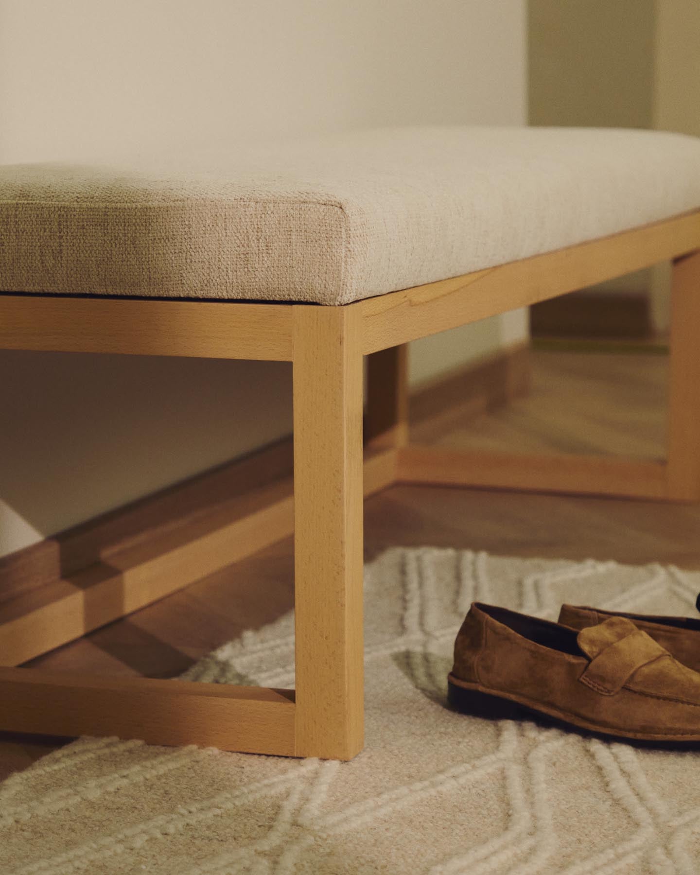 Die stilvolle Bank Loya von Kave Home kombiniert beigen Chenille-Stoff mit stabilem Buchenholz und bietet vielseitige Einsatzmöglichkeiten für Ihr Zuhause.