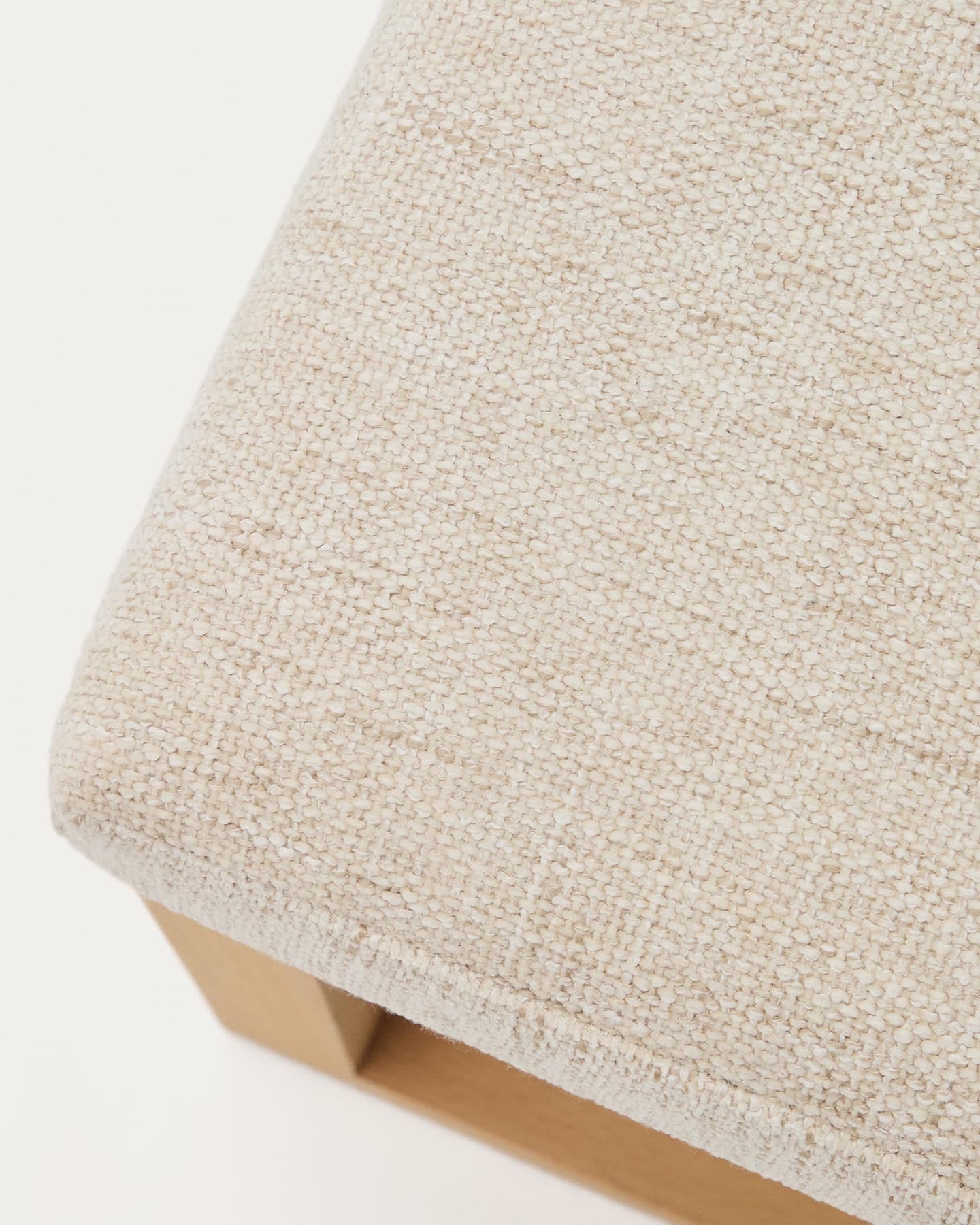 Die stilvolle Bank Loya von Kave Home kombiniert hochwertigen Chenille in Beige mit langlebigem Buchenholz – perfekt für jeden Raum.