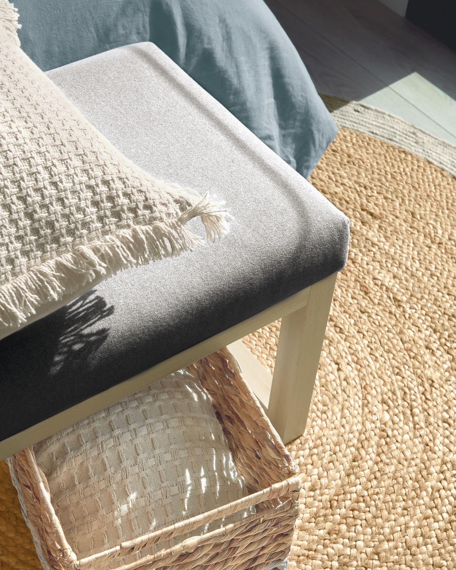 Elegante Polsterbank Loya, 128 cm, aus massivem schwarzem Buchenholz, ideal für modernes Interieur und bequeme Sitzgelegenheiten.