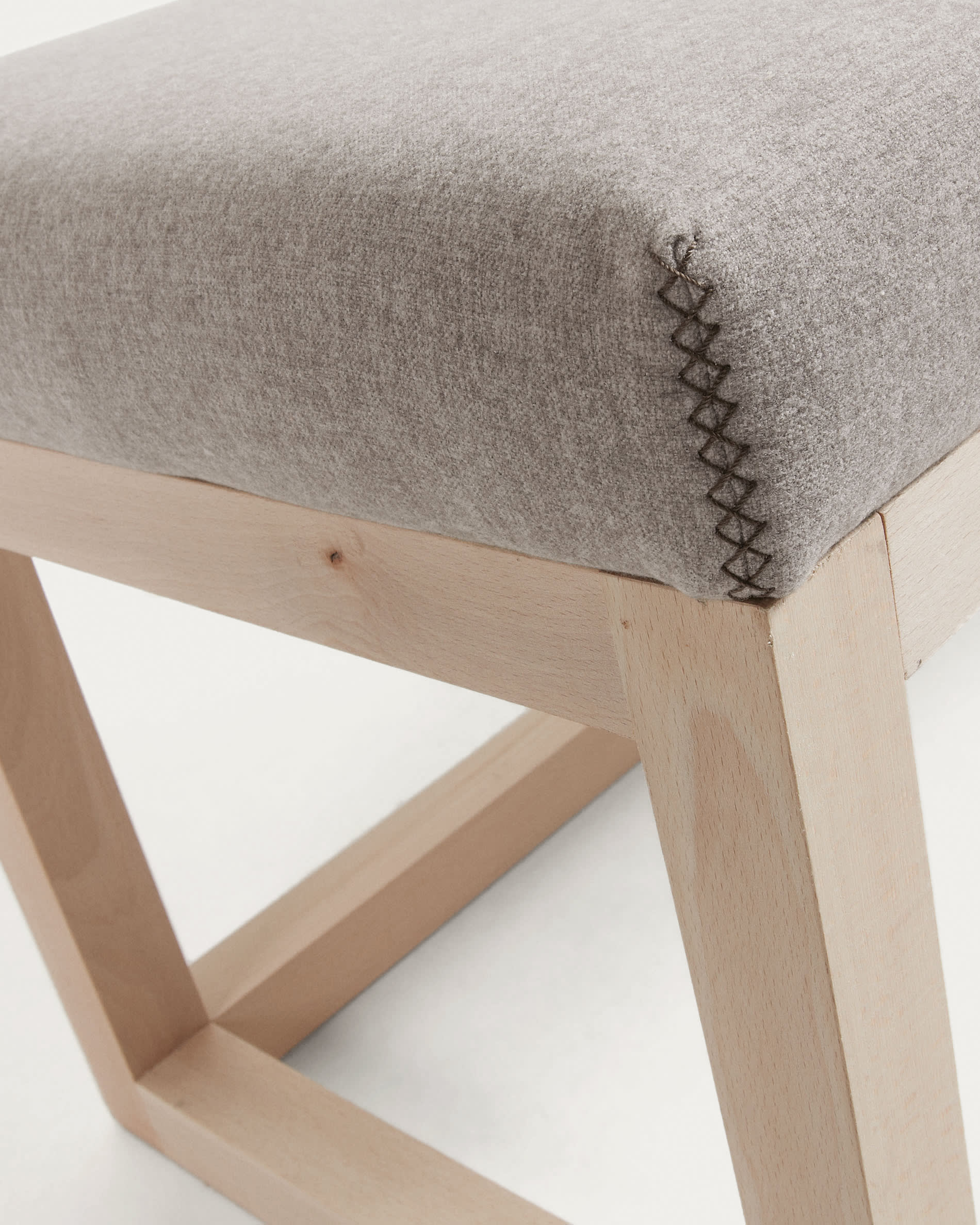 Elegante Loya Polsterbank in Beige von Kave Home, 128 cm lang. Massives Buchenholz sorgt für Stabilität und zeitlosen Komfort in jedem Wohnraum.