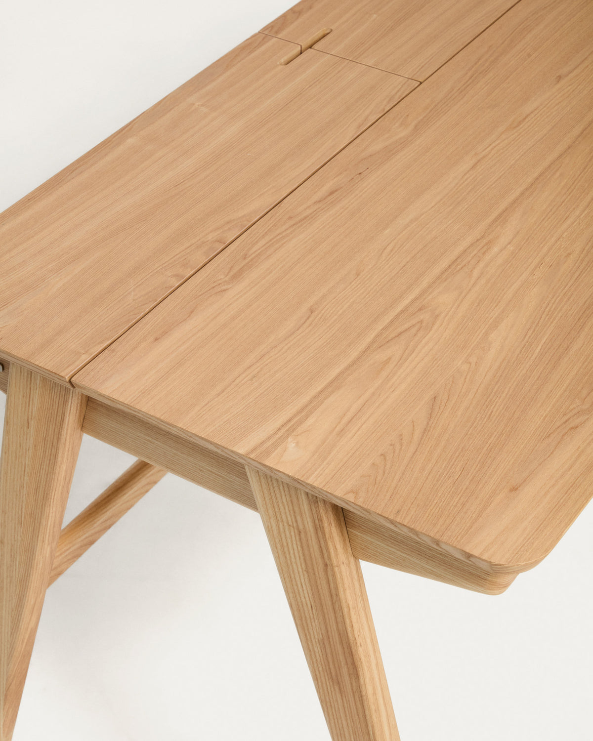 Julia Tisch aus Furnier und massivem Eschenholz 120 x 65 cm in Natur präsentiert im Onlineshop von KAQTU Design AG. Schreibtisch ist von Kave Home
