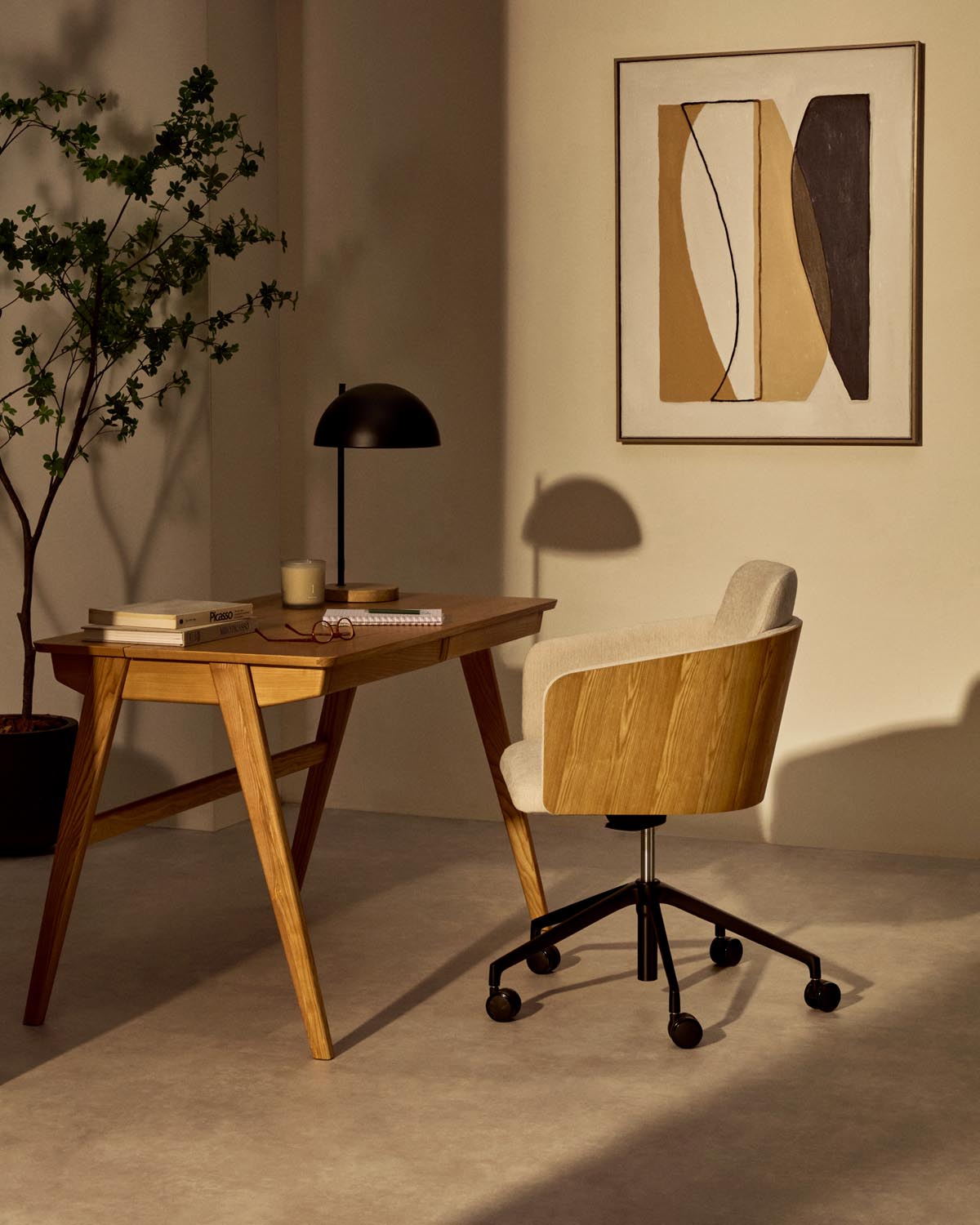 Eleganter Julia Tisch aus Eschenholz, 120x65 cm, von Kave Home.