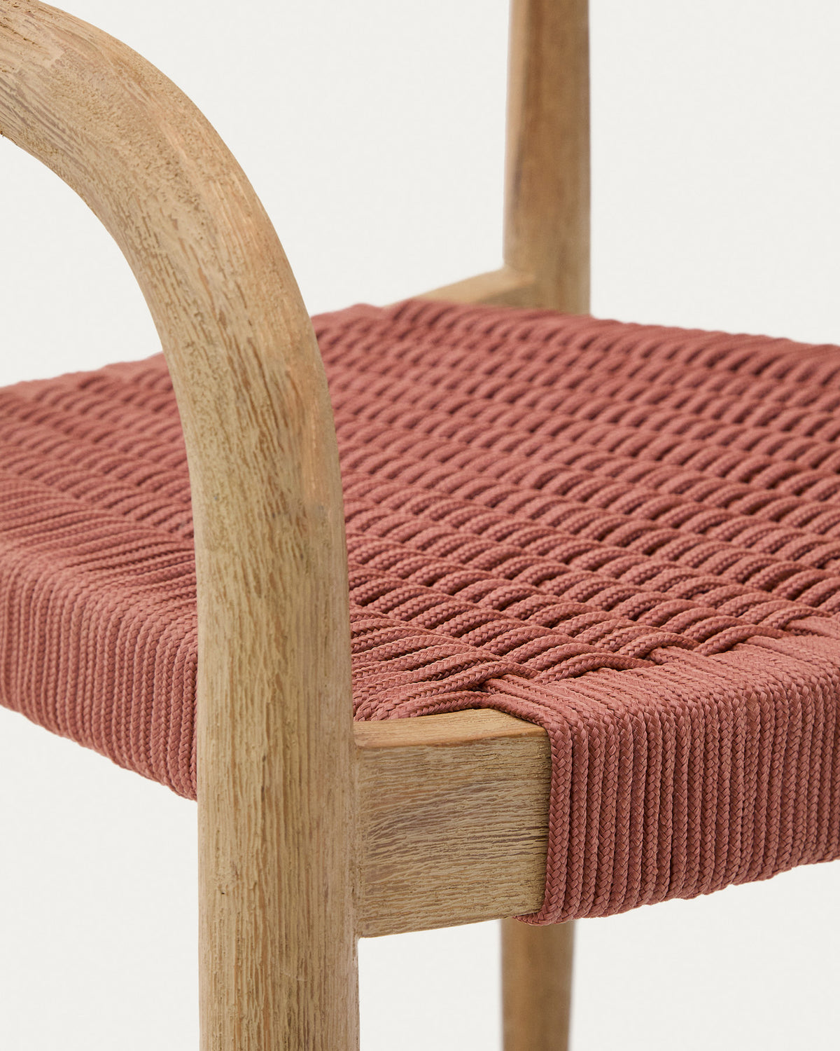 Stapelbarer Stuhl Nina aus massivem Akazienholz und Seil in Terrakotta FSC 100% in Terrakotta präsentiert im Onlineshop von KAQTU Design AG. Gartenstuhl mit Armlehnen ist von Kave Home
