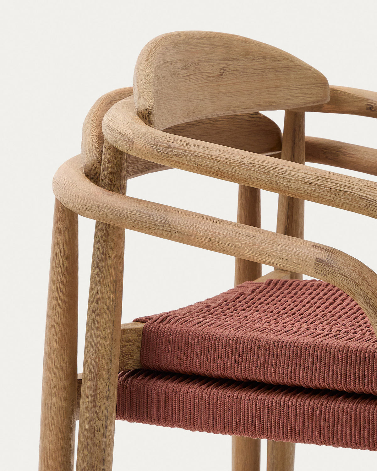 Stapelbarer Stuhl Nina aus massivem Akazienholz und Seil in Terrakotta FSC 100% in Terrakotta präsentiert im Onlineshop von KAQTU Design AG. Gartenstuhl mit Armlehnen ist von Kave Home