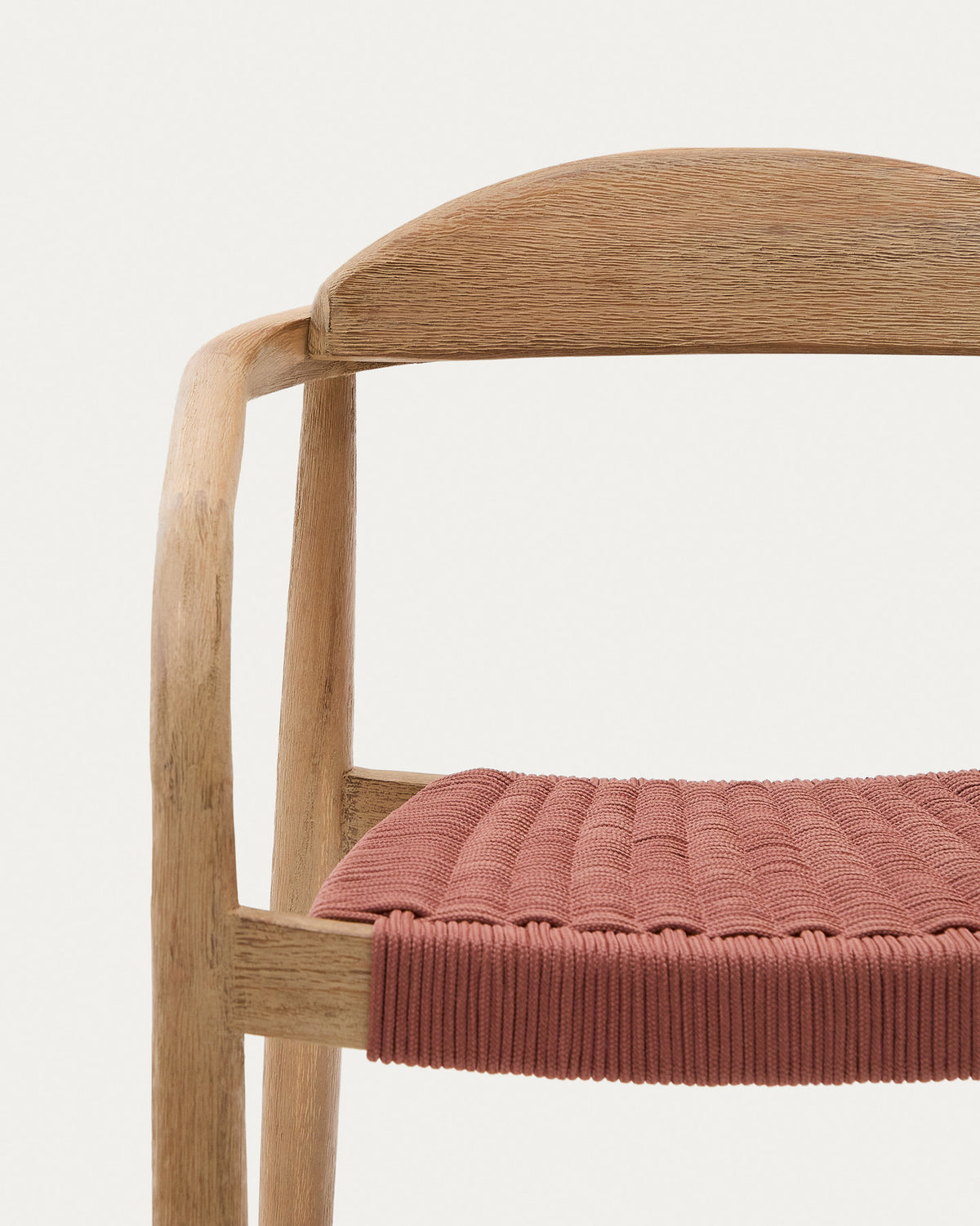 Stapelbarer Stuhl Nina aus massivem Akazienholz und Seil in Terrakotta FSC 100% in Terrakotta präsentiert im Onlineshop von KAQTU Design AG. Gartenstuhl mit Armlehnen ist von Kave Home
