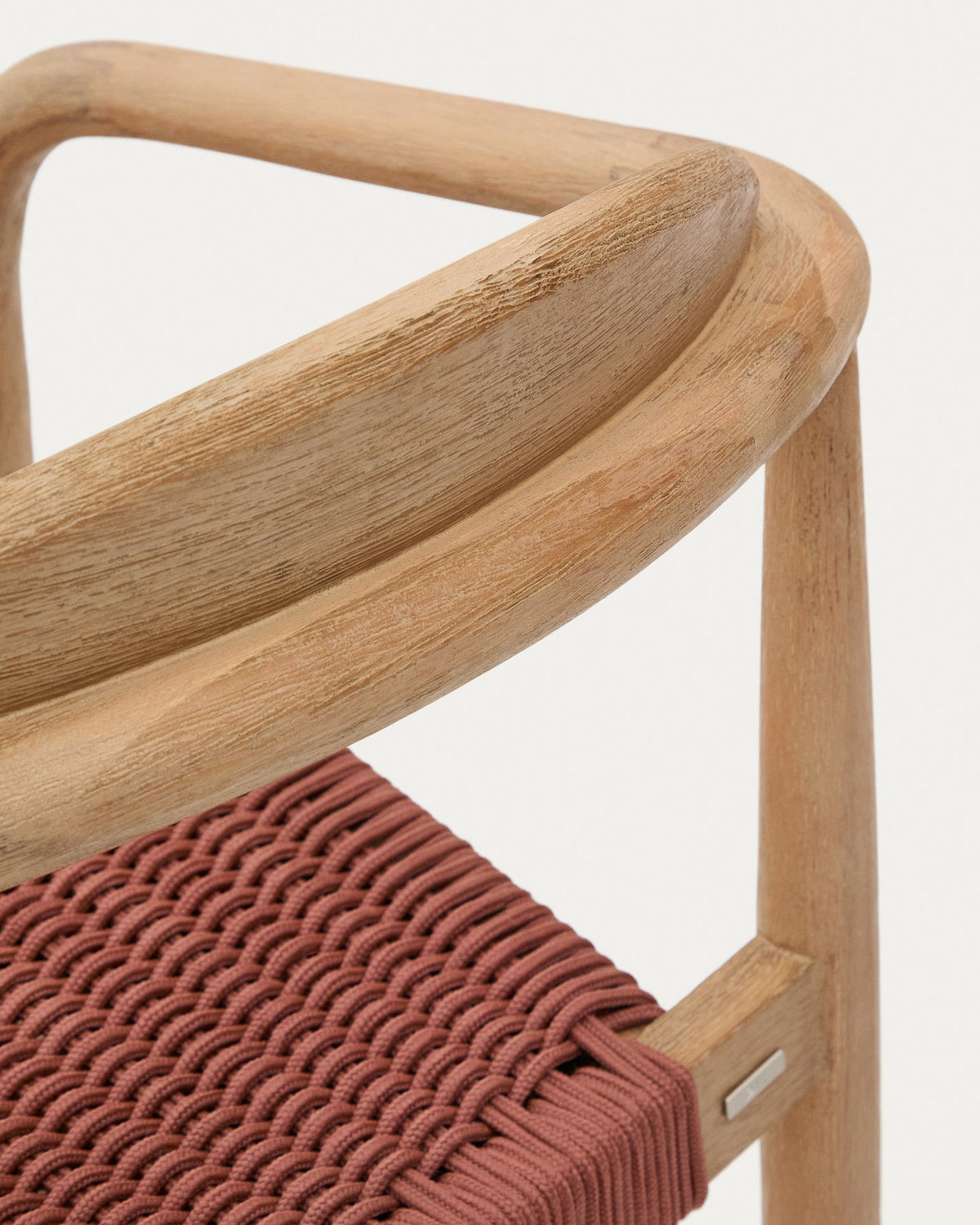 Stapelbarer Stuhl Nina aus massivem Akazienholz und Seil in Terrakotta FSC 100% in Terrakotta präsentiert im Onlineshop von KAQTU Design AG. Gartenstuhl mit Armlehnen ist von Kave Home